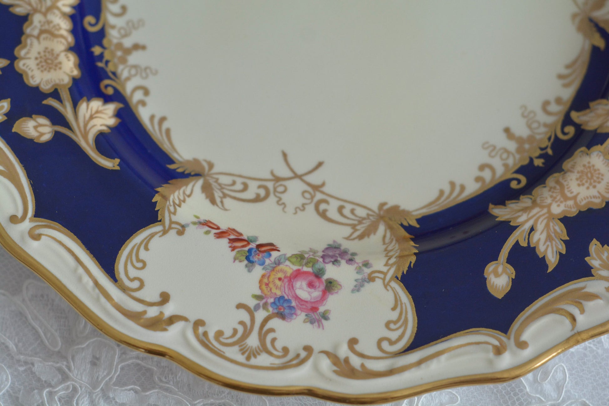 コープランドの美しいプレートがやってきました!コバルトブルーとベージュカラーにハンドペイントで美しい花々が描かれています。プレートの深さがあるタイプでサービングプレートとしてもお使いいただきやすいかと思います。貫入は見られますが、金彩のスレはほとんどないプレート達です。蚤の市の特別セットです!貫入のない素晴らしい状態の同じプレートは新着コーナーに掲載中です。