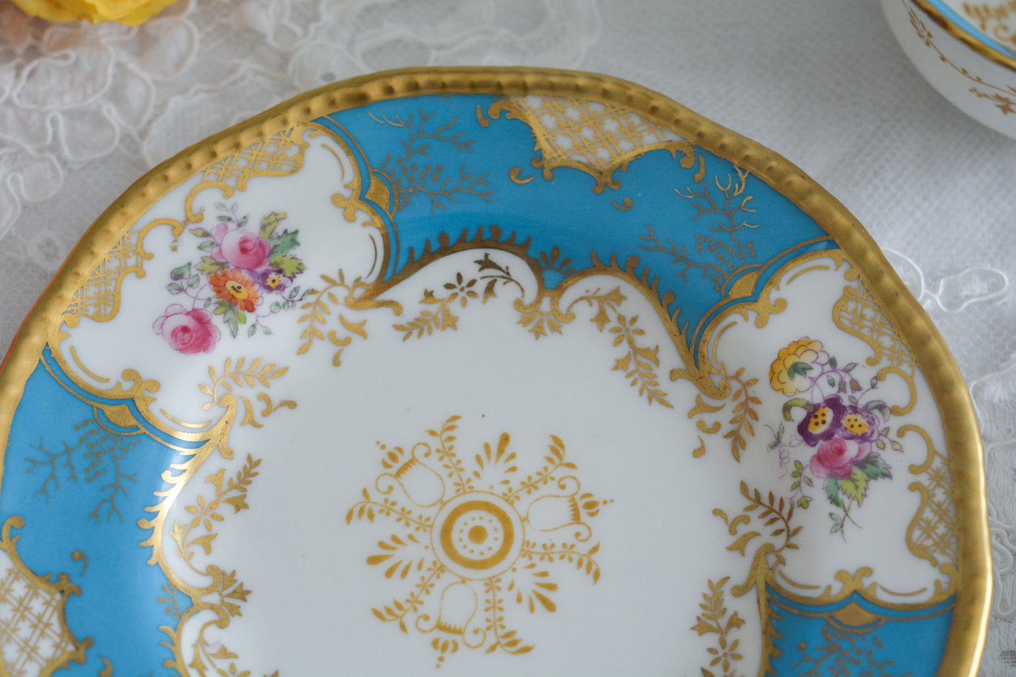 英国アンティーク、コールポートの代表作馬ットウィングシリーズの幻のカラーと言われるターコイズブルーのティートリオ。キラキラと宝石のように輝く美しいカップです。