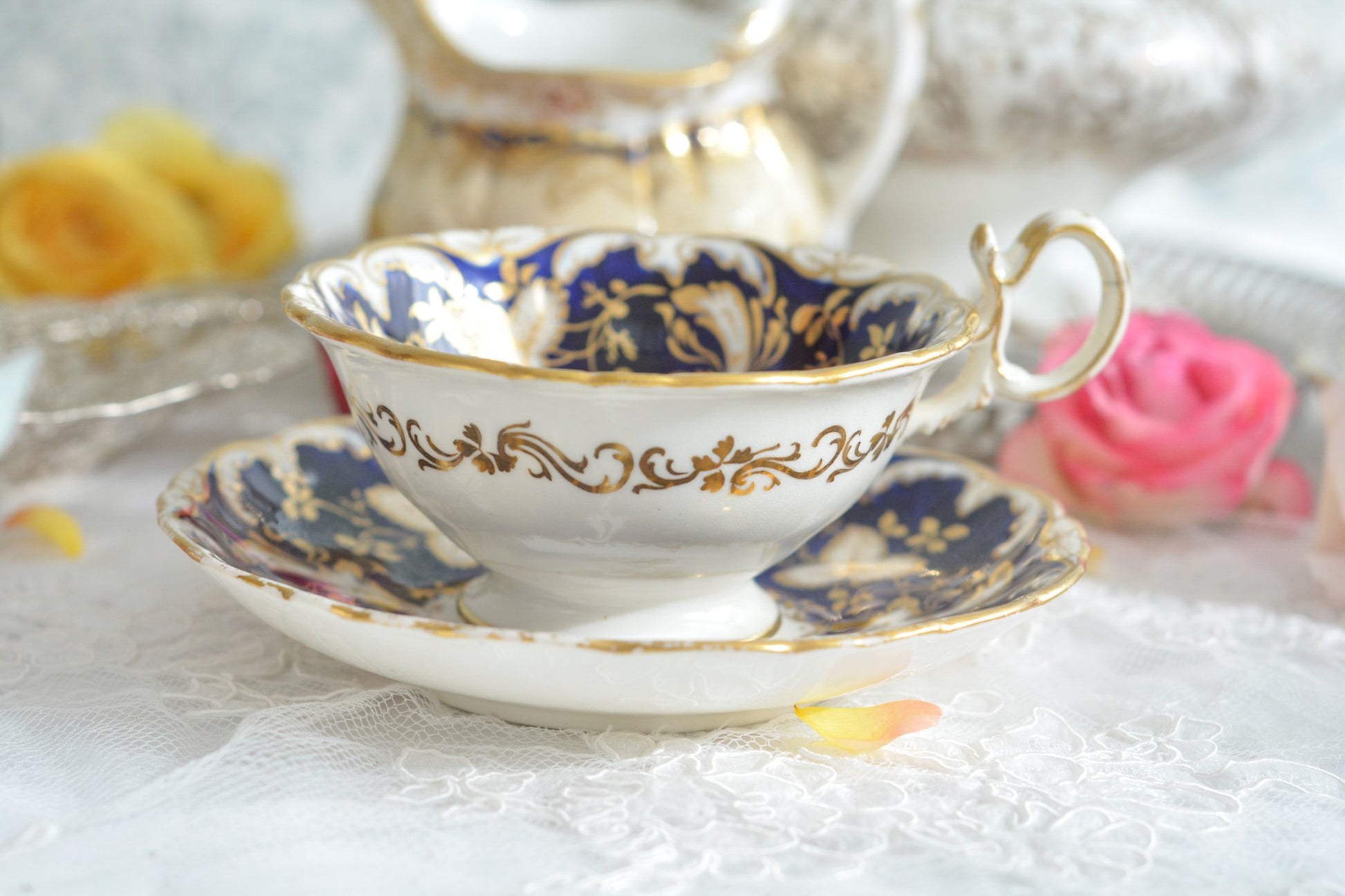 コバルトブルーに金彩の葉っぱ模様が大変美しい、コールポートアデレードシェイプのカップ&ソーサーです。優美なシェイプは大変美しく、重厚感がありながら繊細さも感じるお品です。カップに1ヶ所古いヒビが入っているためお値打ち価格になっています。ヒビはあるものの、ロココリバイバルの大変美しいカップです。