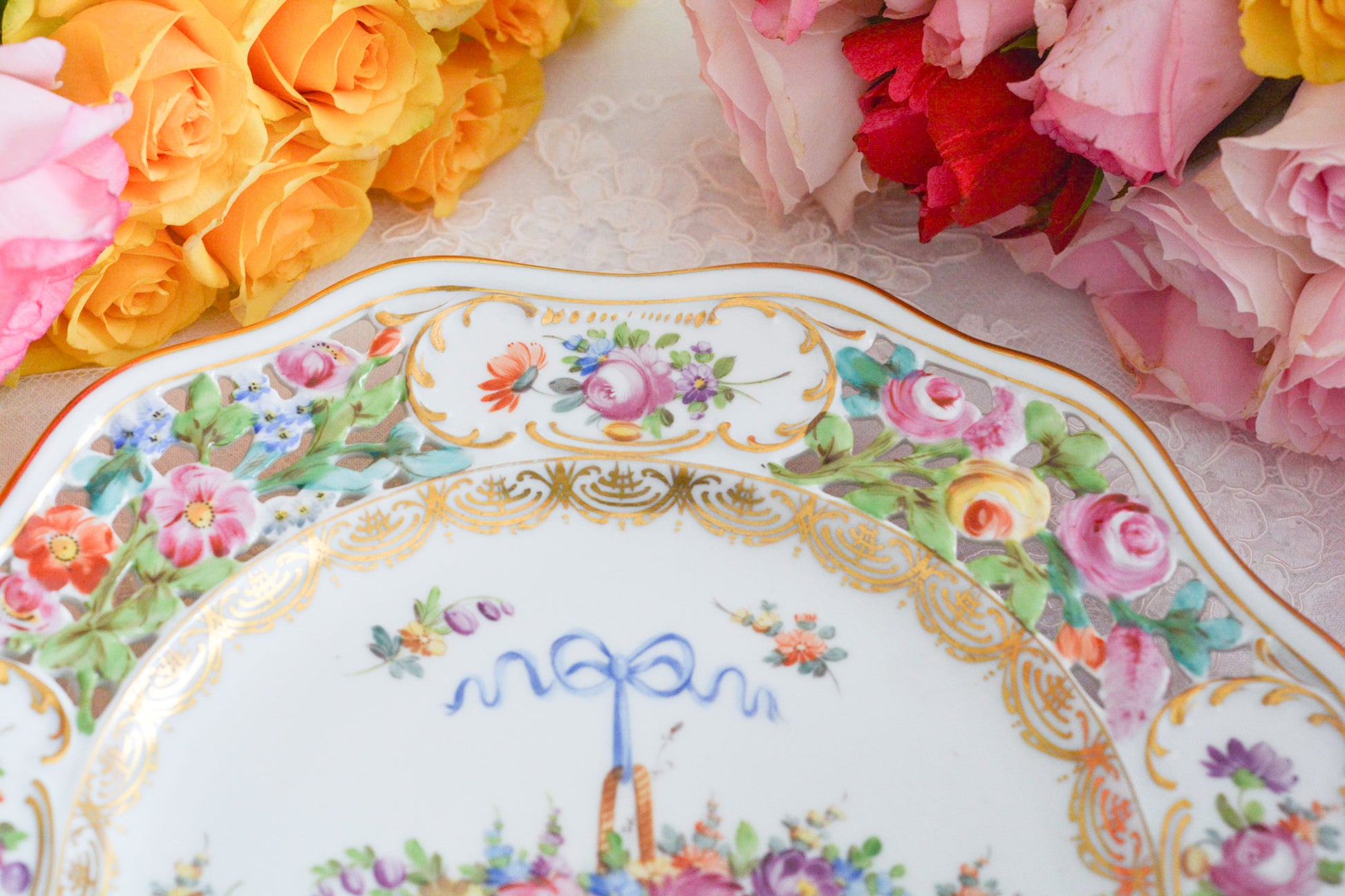 ブルーのリボンにお花いっぱいのバスケットが丁寧に描かれて、透かし模様の花々も大変美しいプレート。カール・ティーメのハンドペイント技術の素晴らしさが良くわかります。華やかで可憐なプレートでティータイムをお楽しみいただけましたらとても嬉しく思います。キャビネットに飾っておいてもお部屋が華やぎます。