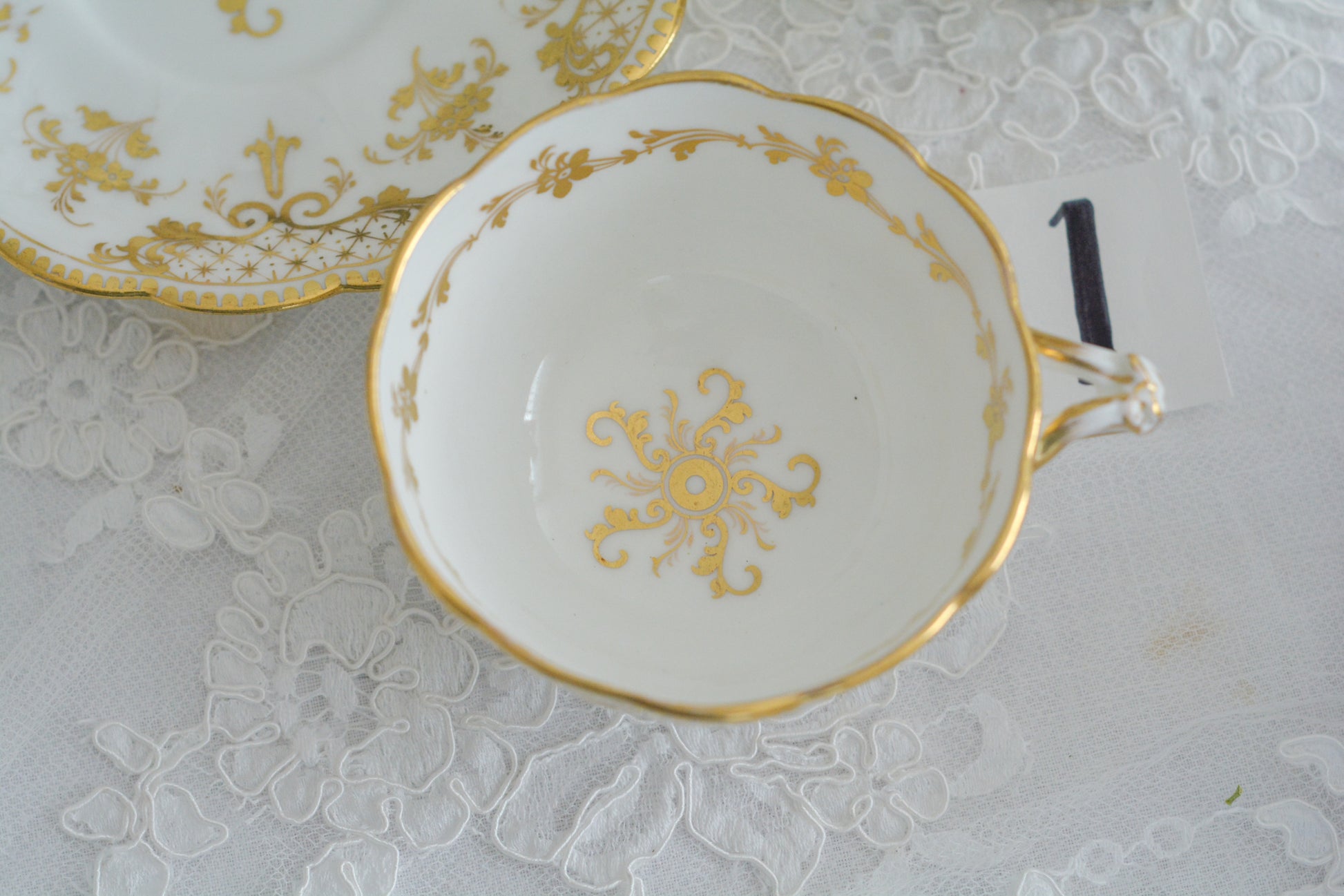 リッジウェイのFoliage Shapeのトゥルートリオ。ハンドル部分には葉っぱの模様がついていてとても可愛らしいシェイプです。白磁に金彩の模様がとても豪華でリッジウェイらしい作品です。トゥルートリオは、ティーカップ、コーヒーカップ、ソーサーのセットでヴィクトリア時代の初期頃まではトリオといえばこちらが主流でした。今ではとても貴重になっています。紅茶もコーヒーも楽しめるのがいいですね。