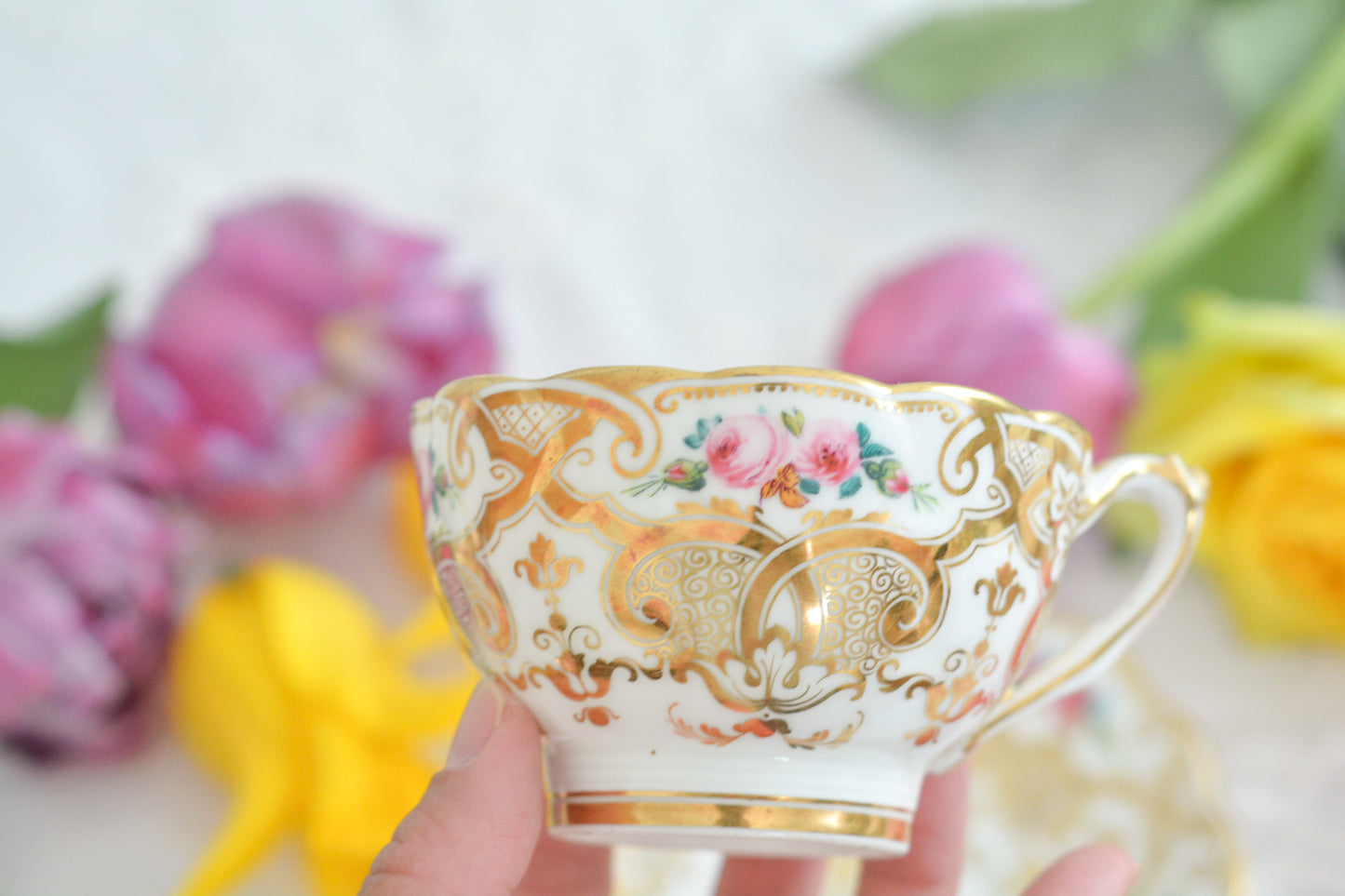 リッジウェイのフォリエージシェイプ(Foliage Shape)のトゥルートリオ。ハンドル部分には葉っぱの模様がついていてとても可愛らしいシェイプです。フォリエージシェイプもさまざまな絵柄やカラーがあります。こちらもリッジウェイらしい、力強く、豪華な作品で、とても存在感があります。トゥルートリオは、ティーカップ、コーヒーカップ、ソーサーのセットでヴィクトリア時代の初期頃まではトリオといえばこちらが主流でした。今ではとても貴重になっています。紅茶もコーヒーも楽しめるのがいいですね。