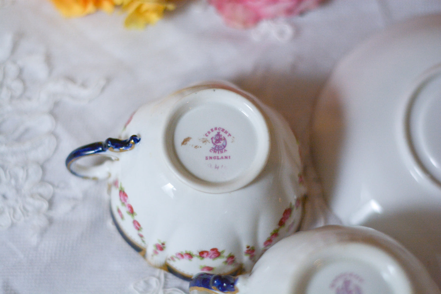 クレッセントのティーセット。薔薇のガーランドが大変可愛らしいお品です。Rose Antiquesはコールポートをはじめ英国のアンティーク食器をご紹介しています。