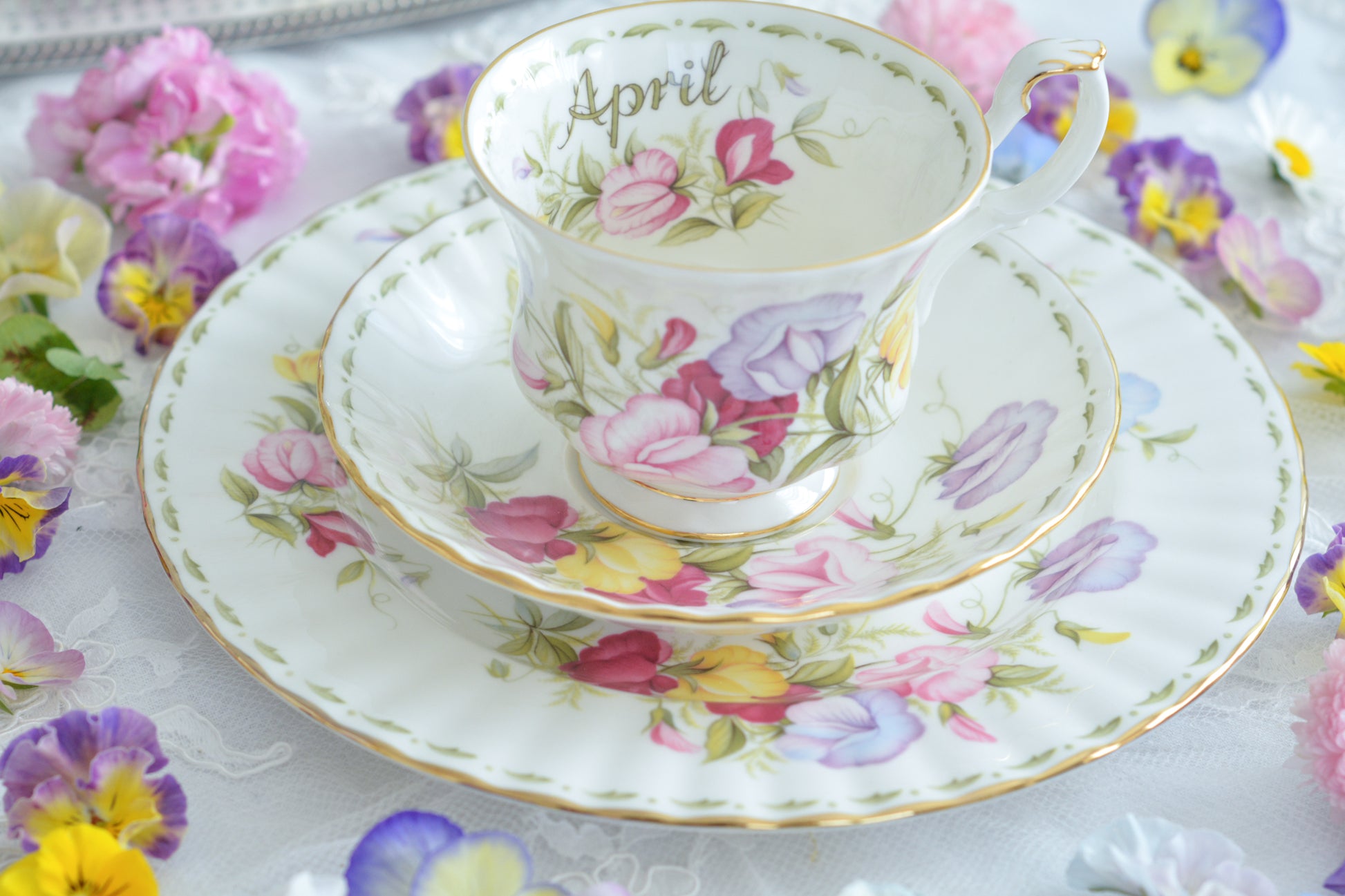 ロイヤルアルバートの人気シリーズの一つ、「フラワーオブマンス」1月から12月までそれぞれの季節のお花がモチーフのシリーズで、ついつい集めたくなってしまう魅力があります。今回ご紹介するのは、4月(April)。4月のお花はスイトピーです。春らしい明るいカラーでとても可愛らしいお品。貴重なトリオとなっております。4月生まれの方はもちろん、コレクションしてらっしゃる方、お探しの方もぜひ。