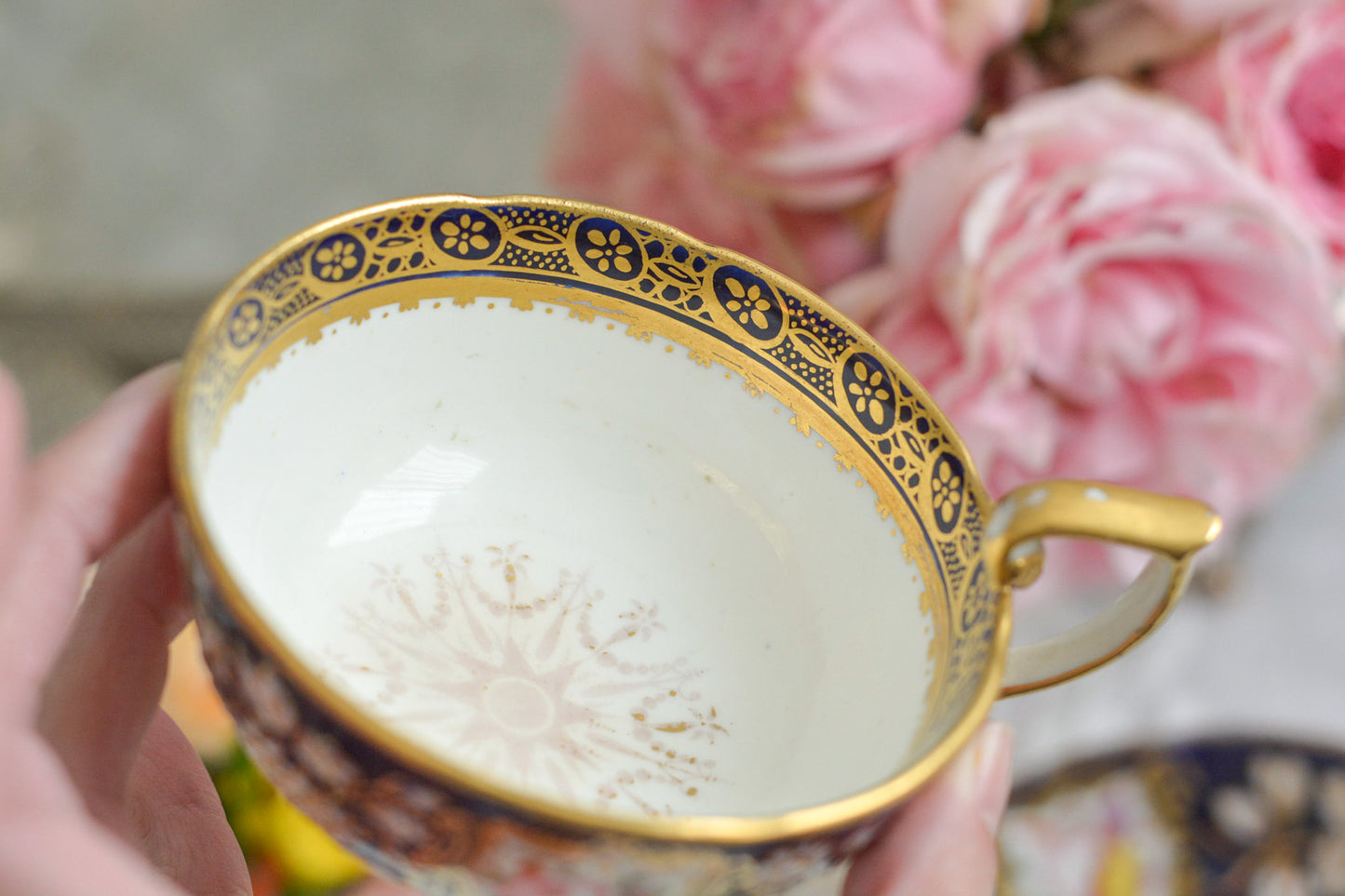 コールポートの1820年代に作られたとっても貴重なお品。コバルトブルー地に白抜きの立体的なお花模様、エナメル画のブーケは繊細なタッチで大変美しく描かれています。まさしく貴族のティータイムのためのカップ。当時の持ち主の大切な財産だったことでしょう。そしてこちらは実際に使われていたと思われます。金彩が剥がれていたり、ソーサーはヒビがあるけれど、よく200年間受け継がれてここに来てくれたと思います。