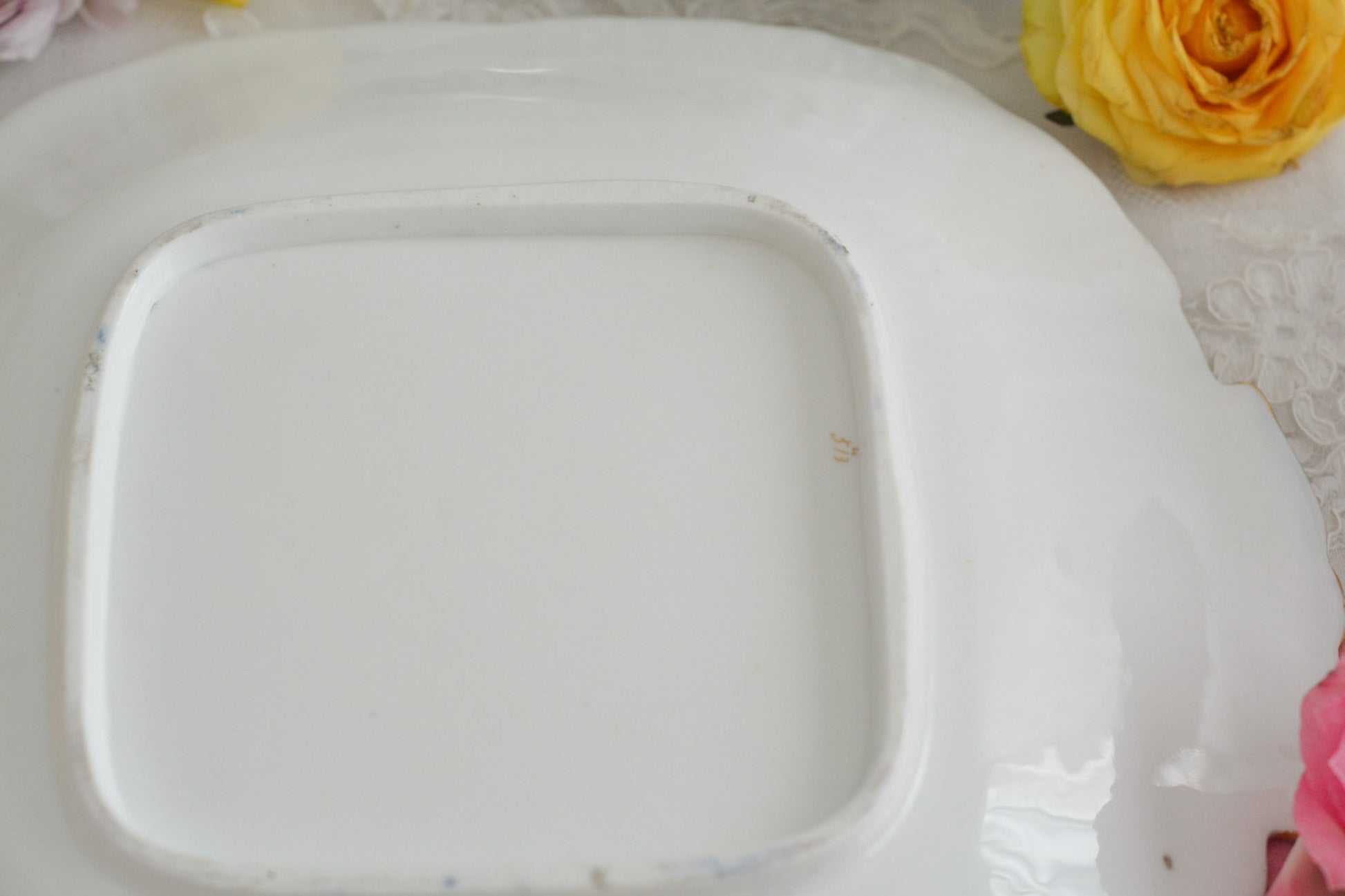 コールポートのアデレードシェイプのB&Bプレートです。ロココリバイバルの優雅なデザインが美しいです。ハンドペイントで描かれたブーケも大きく存在感もあり、ブーケを囲むコバルトブルーの模様もとっても可愛らしく、ブーケを引き立てています。B&Bとはブレッド&バターのことで、パンをもりつけたり、焼き菓子やフルーツなど様々な用途にお使いいただけます。テーブルがパッと華やかになるプレートです。