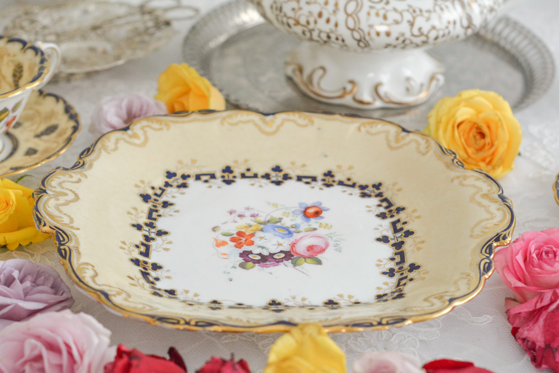 コールポートのアデレードシェイプのB&Bプレートです。ロココリバイバルの優雅なデザインが美しいです。ハンドペイントで描かれたブーケも大きく存在感もあり、ブーケを囲むコバルトブルーの模様もとっても可愛らしく、ブーケを引き立てています。B&Bとはブレッド&バターのことで、パンをもりつけたり、焼き菓子やフルーツなど様々な用途にお使いいただけます。テーブルがパッと華やかになるプレートです。