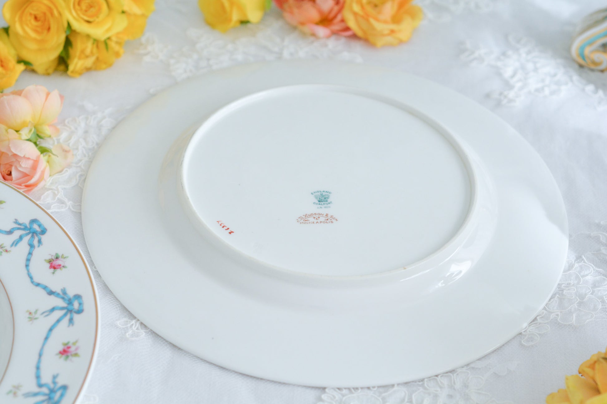 コールポートの可愛らしいディナープレート。水色のリボンと薔薇のガーランドのようなデザインがとても愛らしいです。サービングプレートとしても、ディナープレートとしてもお使いいただけます。ワンプレートランチにお使いいただいても素敵ですね。