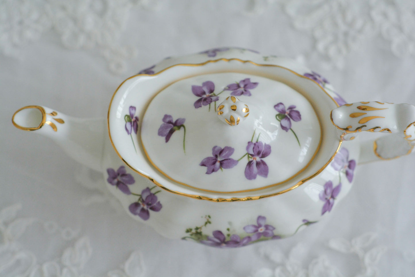 英国ヴィンテージ、ハマースレイの人気シリーズヴィクトリアンバイオレットシリーズの貴重なティーポット。Rose Antiquesはコールポートをはじめ、英国アンティーク磁器を中心にご紹介しています。