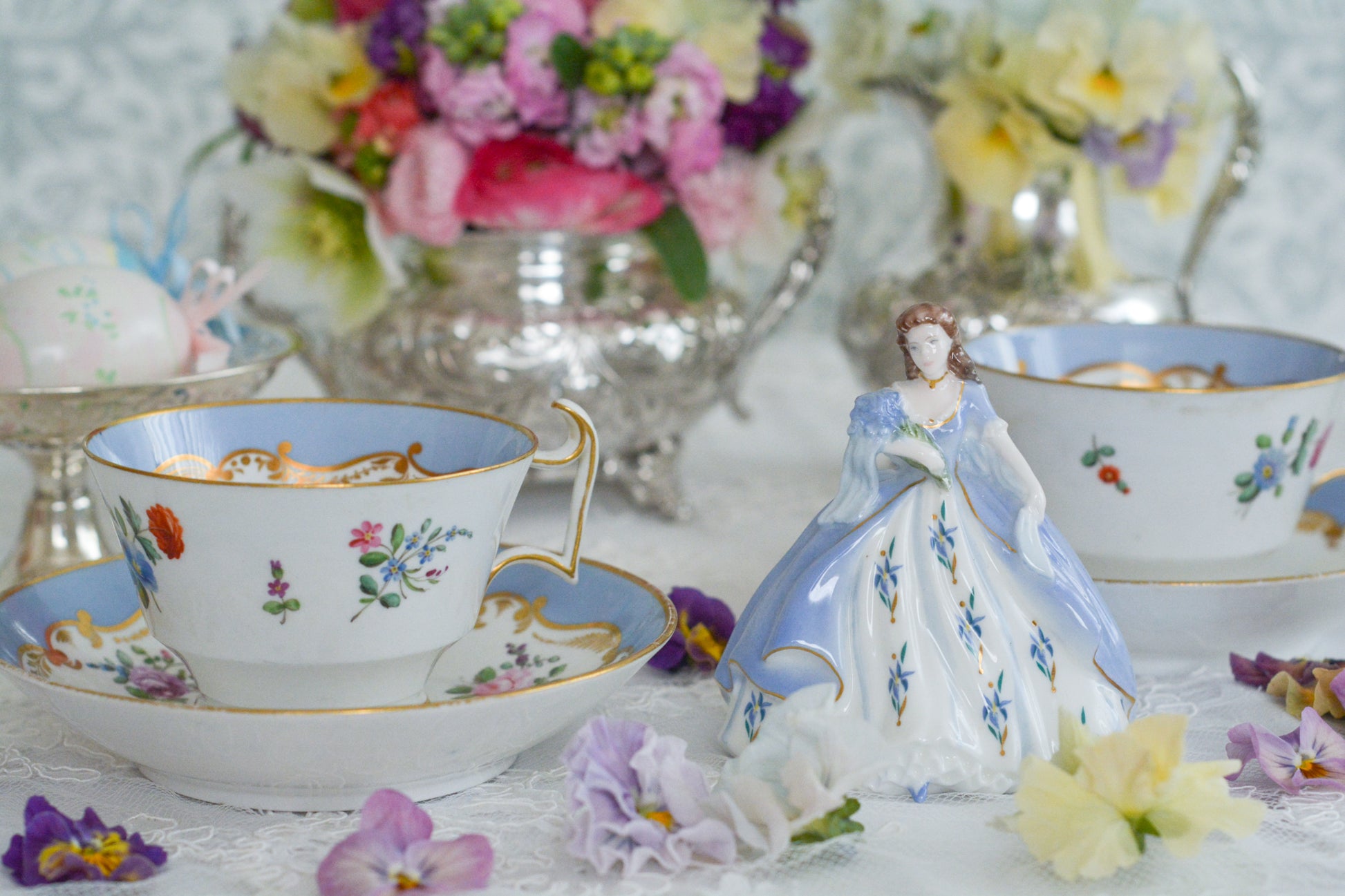 コールポートの小さなフィギュリン「IRIS」。アイリスのブーケを抱えてドレスにもアイリスのお花があしらわれています。優しげな表情も美しい。ミニサイズですが存在感があります。ティータイムにも使いやすいサイズ感も嬉しいですね。このお花のシリーズの小さなフィギュリンは何種類かあり、ついつい集めたくなってしまいます。