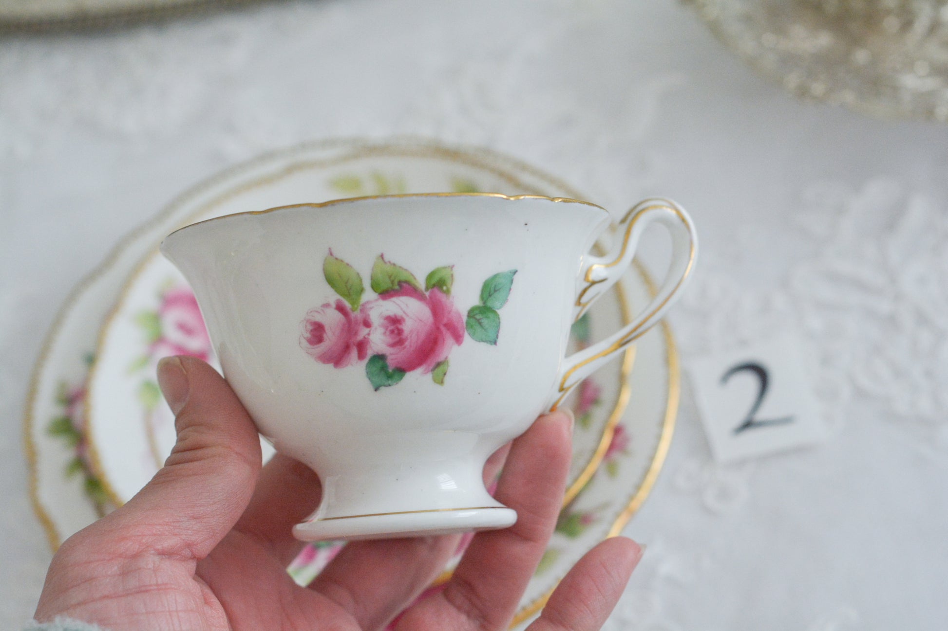 シェリーの美しいティートリオがやってきました。ハンドペイントで描かれたバラが大変華やかです。やはりハンドペイントは立体感があり美しいなと思います。ハンドルも凝った作りで細部まで美しい。春のティータイムのテーブルコーディネートに花を添えてくれますよ。イースターのコーディネートにもぜひ。