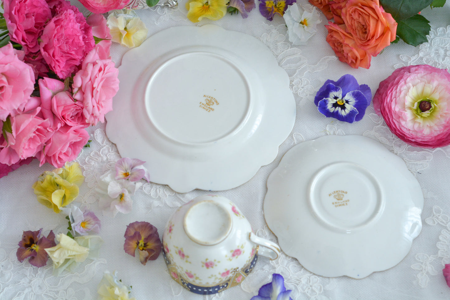 バラのガーランド模様が可愛らしい、ジョージ・ジョーンズ・クレッセントのセットです。カップ&ソーサー、サイドプレート、B&Bプレートのとても便利なセットです。クレッセントらしい可憐で上品な雰囲気がティータイムを盛り上げます。素磁の模様もとっても可愛らしいですよ。