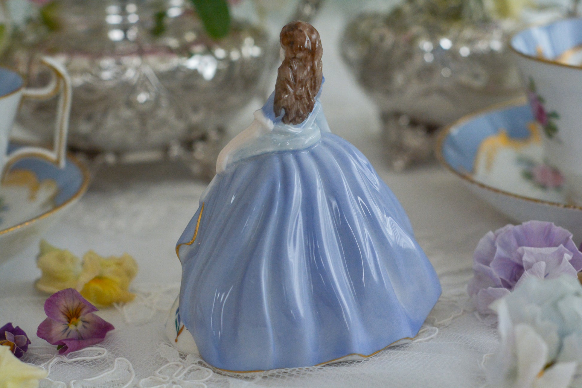 コールポートの小さなフィギュリン「IRIS」。アイリスのブーケを抱えてドレスにもアイリスのお花があしらわれています。優しげな表情も美しい。ミニサイズですが存在感があります。ティータイムにも使いやすいサイズ感も嬉しいですね。このお花のシリーズの小さなフィギュリンは何種類かあり、ついつい集めたくなってしまいます。