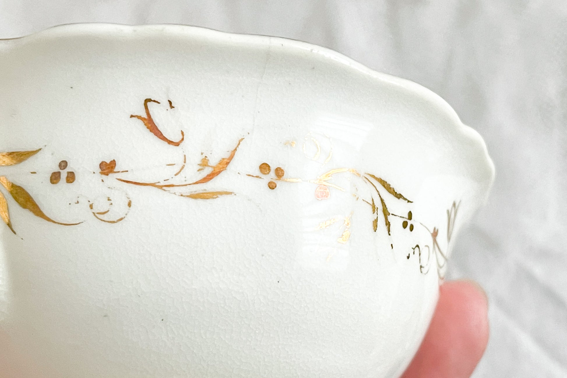 コールポートのロココリバイバル作品の人気のシェイプ、アデレードシェイプ。とても優雅なシェイプで、ハンドペイントで描かれる花々もとても美しいです。いろいろなデザインが作られていて、シェイプは同じでも絵柄は少しずつ違います。こちらはお花がたくさん描かれていて、より一層華やかなお品。アデレードシェイプは人気が高く探すのにとても苦労しますが、見つけた時の喜びはとても大きいものです。