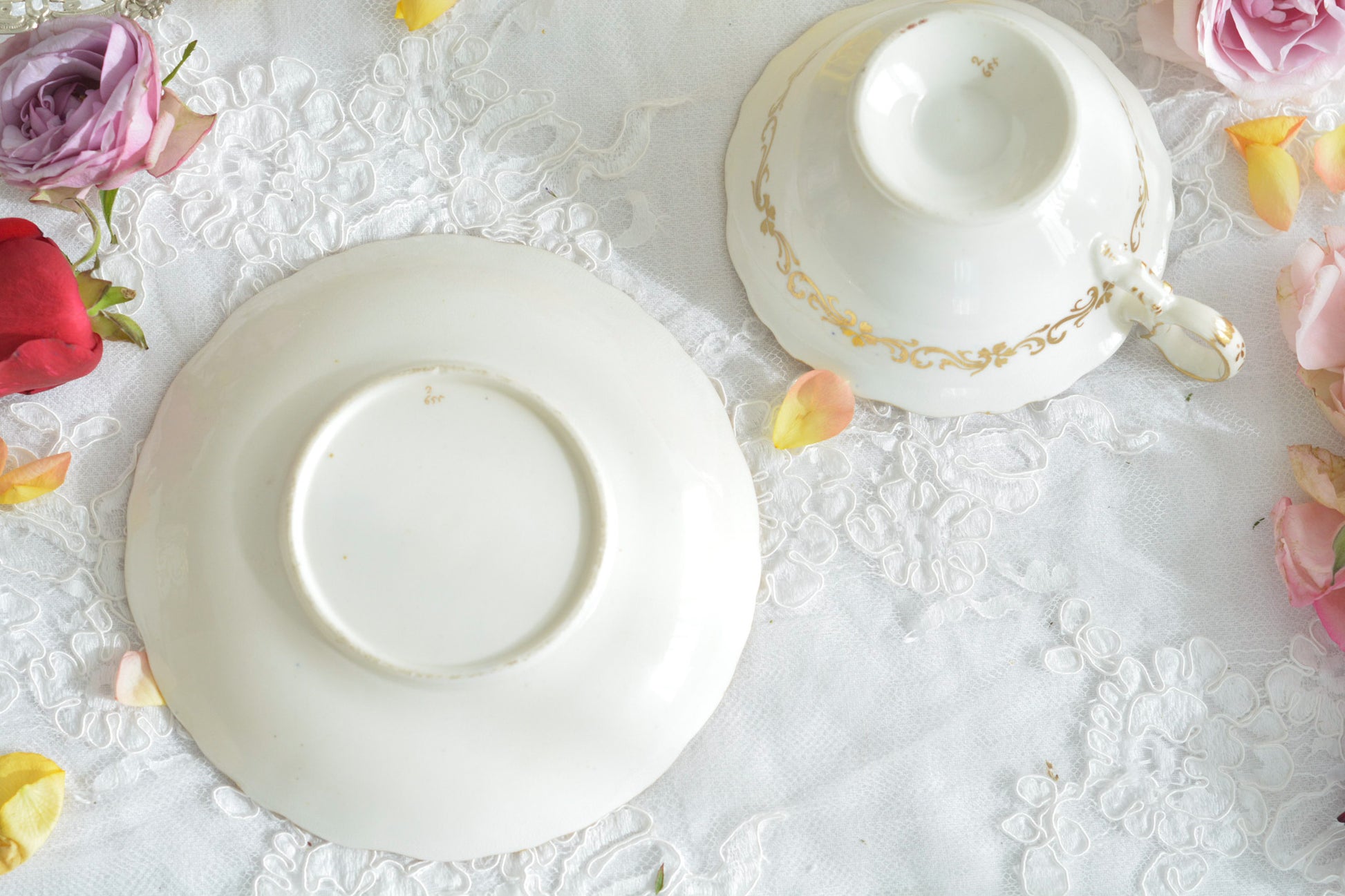 コバルトブルーに金彩の葉っぱ模様が大変美しい、コールポートアデレードシェイプのカップ&ソーサーです。優美なシェイプは大変美しく、重厚感がありながら繊細さも感じるお品です。カップに1ヶ所古いヒビが入っているためお値打ち価格になっています。ヒビはあるものの、ロココリバイバルの大変美しいカップです。