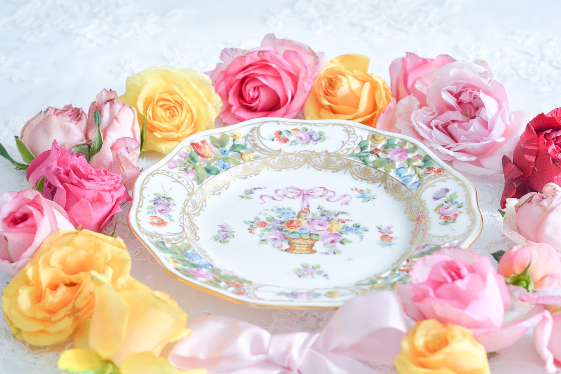 ブルーのリボンにお花いっぱいのバスケットが丁寧に描かれて、透かし模様の花々も大変美しいプレート。カール・ティーメのハンドペイント技術の素晴らしさが良くわかります。華やかで可憐なプレートでティータイムをお楽しみいただけましたらとても嬉しく思います。キャビネットに飾っておいてもお部屋が華やぎます。