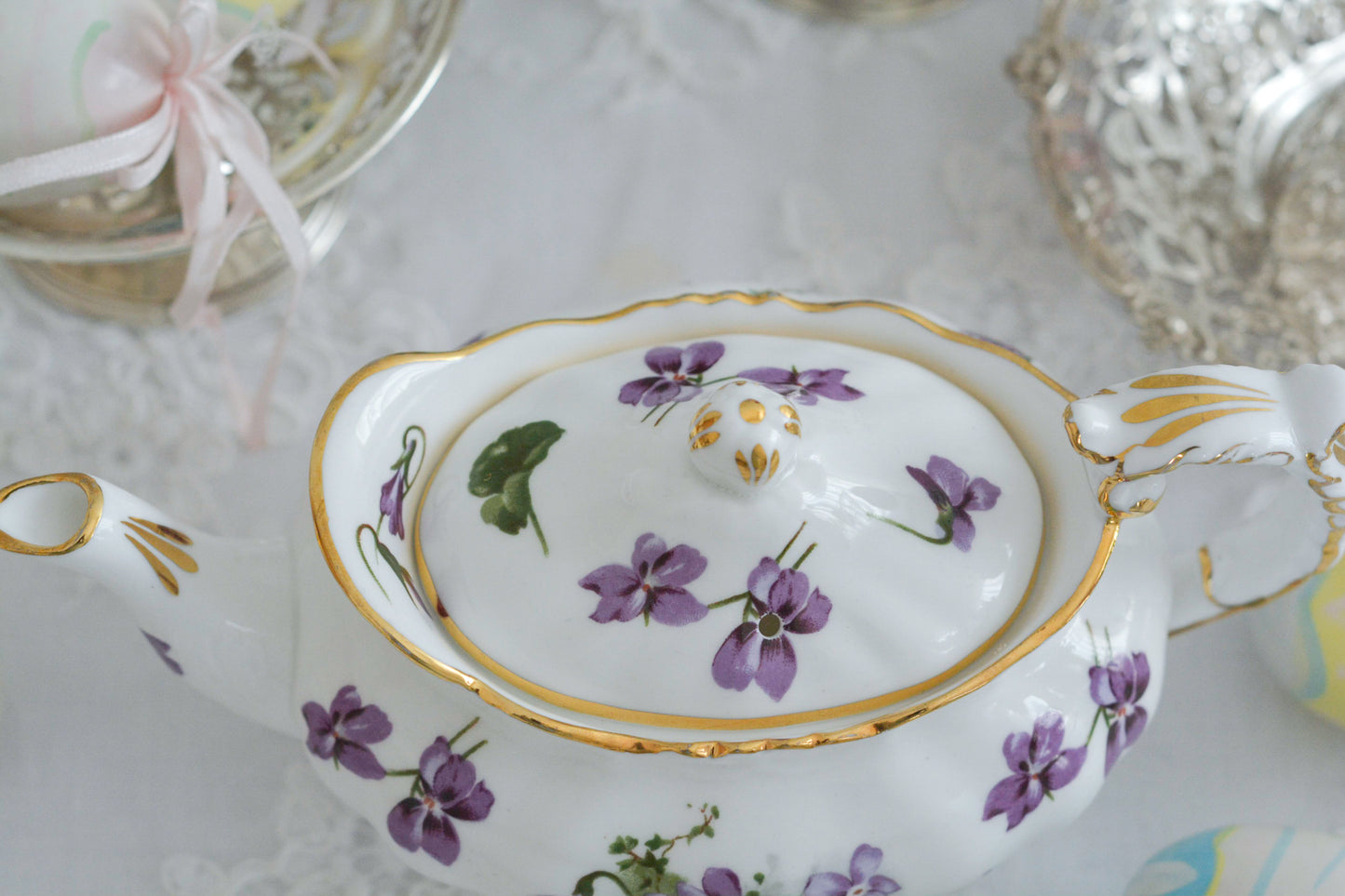 ハマースレイの人気シリーズ、ヴィクトリアンバイオレットシリーズのティーポットです。小さめのサイズで1〜2名のティータイムにぴったりなサイズです。可憐なすみれの模様と優雅なシェイプがとても美しく、おうちティータイムを華やかに盛り上げてくれます。こちらはオールドバックスタンプのお品で、貴重な1930年代頃の作品です。