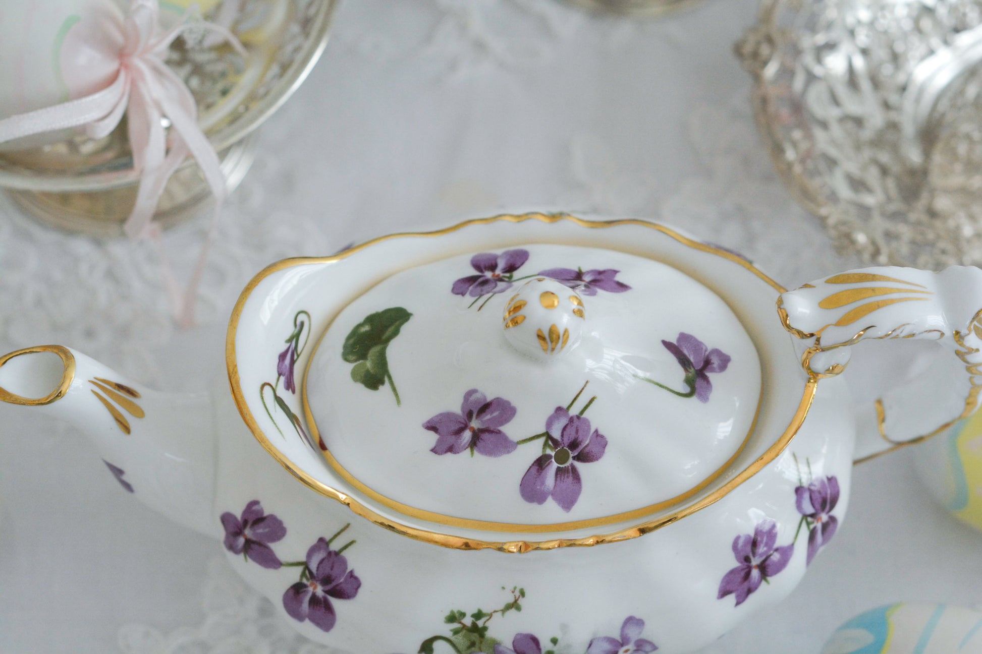 ハマースレイの人気シリーズ、ヴィクトリアンバイオレットシリーズのティーポットです。小さめのサイズで1〜2名のティータイムにぴったりなサイズです。可憐なすみれの模様と優雅なシェイプがとても美しく、おうちティータイムを華やかに盛り上げてくれます。こちらはオールドバックスタンプのお品で、貴重な1930年代頃の作品です。