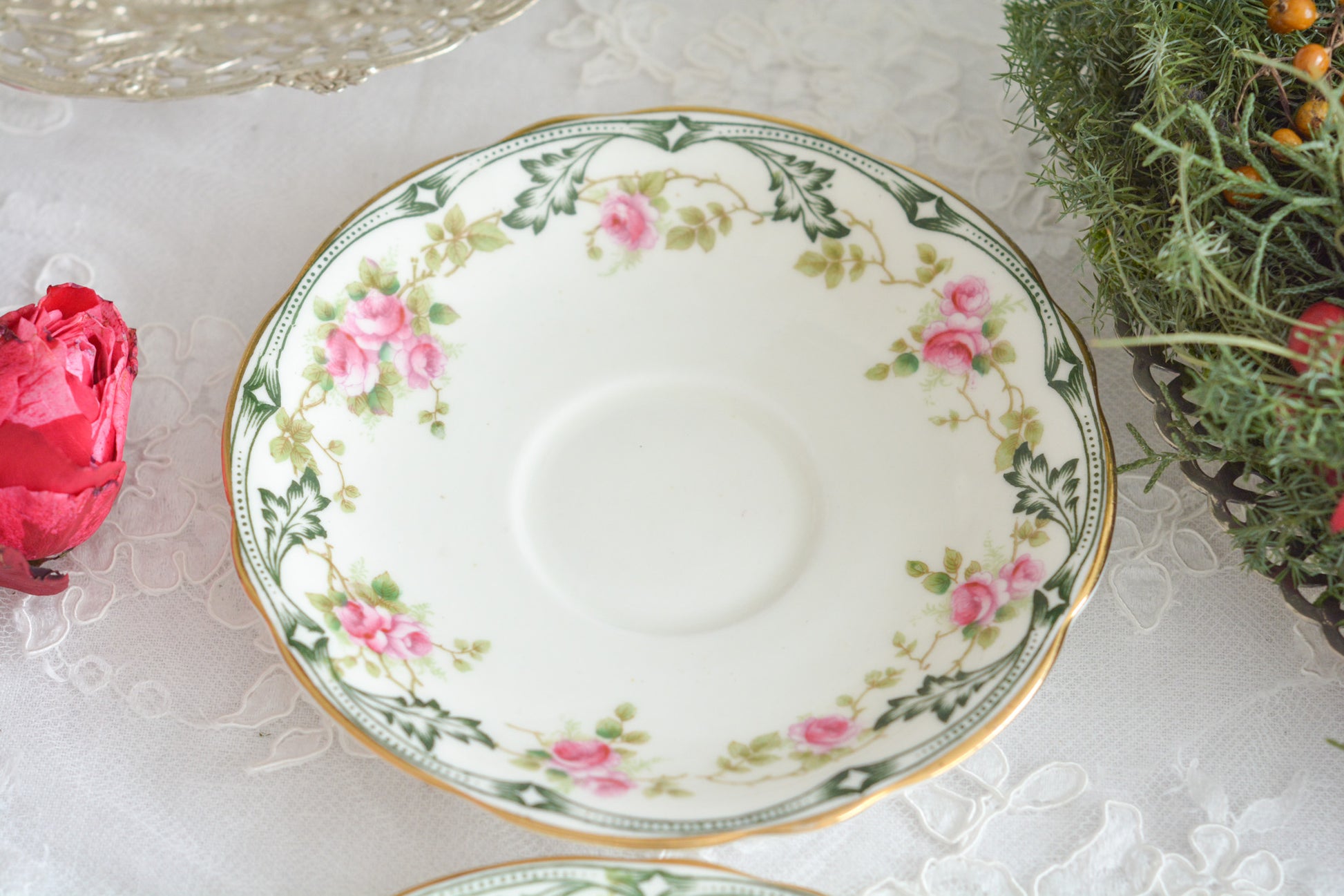 エインズレイの可愛らしいティートリオがやってきました。小さなバラに可愛らしい模様のティートリオです。クリスマスにもぴったりな雰囲気でクリスマスのテーブルコーディネートを盛り上げてくれます。エインズレイは1775年創業で今もたくさんの人々に愛される陶磁器メーカーです