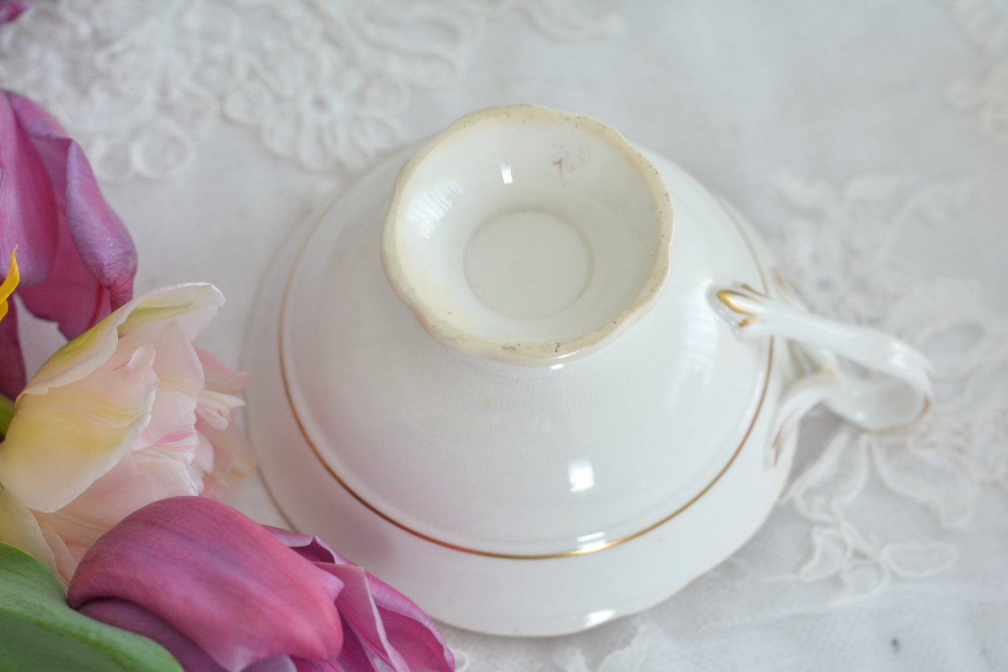 リッジウェイの優雅なトゥルートリオです。ハンドルがとても可愛らしく、ハンドペイントで描かれたお花達も生き生きと描かれています。トゥルートリオは、ティーカップ、コーヒーカップ、ソーサーのセットでヴィクトリア時代の初期頃まではトリオといえばこちらが主流でした。今ではとても貴重になっています。紅茶もコーヒーも楽しめるのがいいですね。