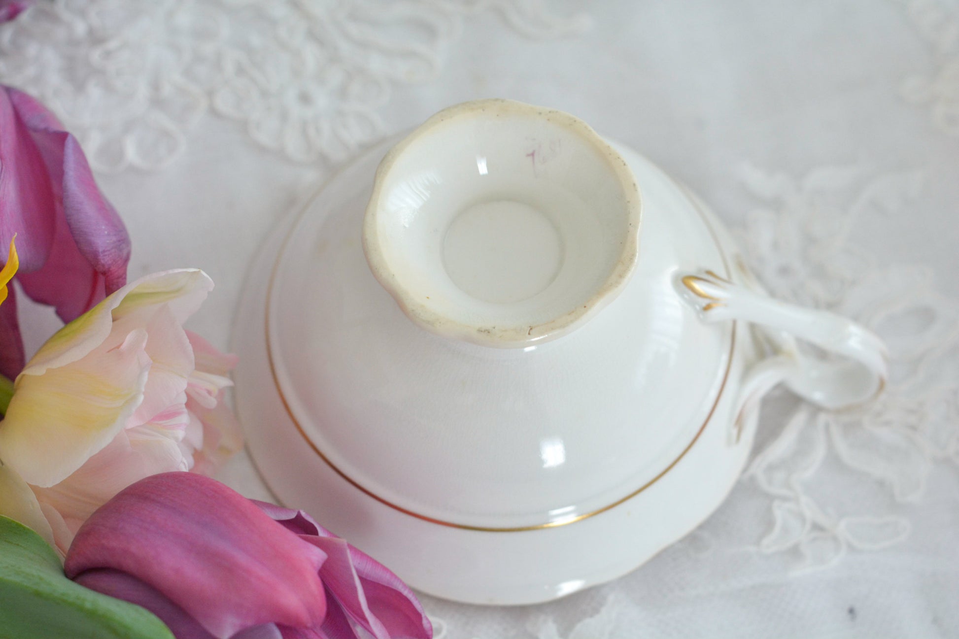 リッジウェイの優雅なトゥルートリオです。ハンドルがとても可愛らしく、ハンドペイントで描かれたお花達も生き生きと描かれています。トゥルートリオは、ティーカップ、コーヒーカップ、ソーサーのセットでヴィクトリア時代の初期頃まではトリオといえばこちらが主流でした。今ではとても貴重になっています。紅茶もコーヒーも楽しめるのがいいですね。