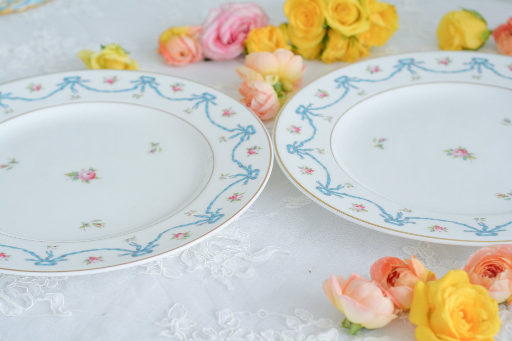 コールポートの可愛らしいディナープレート。水色のリボンと薔薇のガーランドのようなデザインがとても愛らしいです。サービングプレートとしても、ディナープレートとしてもお使いいただけます。ワンプレートランチにお使いいただいても素敵ですね。