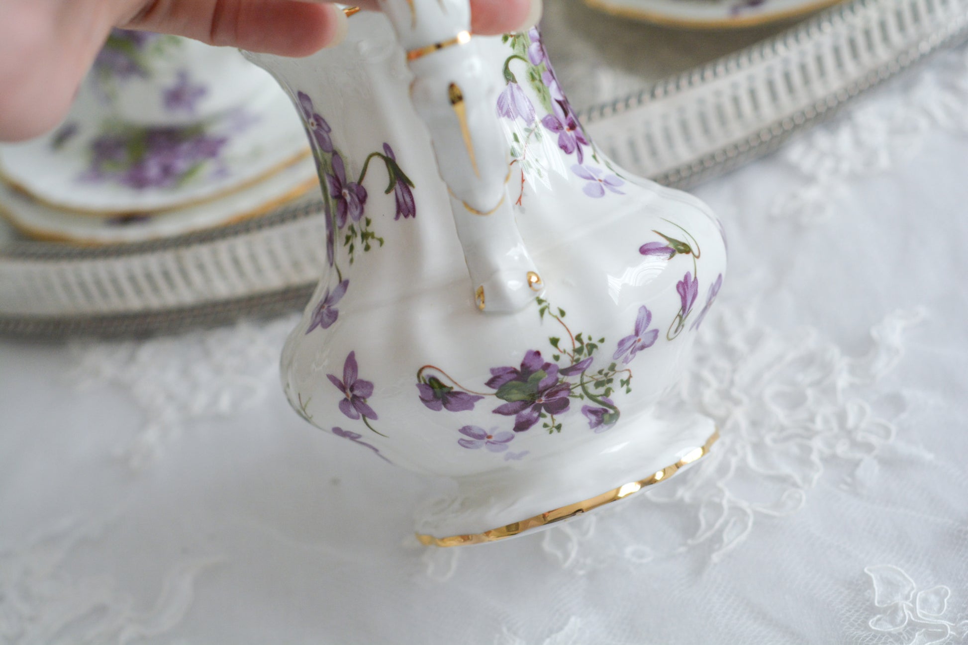 英国ヴィンテージ、ハマースレイの大きなミルクジャグ。人気のヴィクトリアンバイオレットのお品です。とても可憐で優美なデザイン。Rose Antiquesはコールポートをはじめ、英国アンティーク、ヴィンテージの食器をご紹介しています。