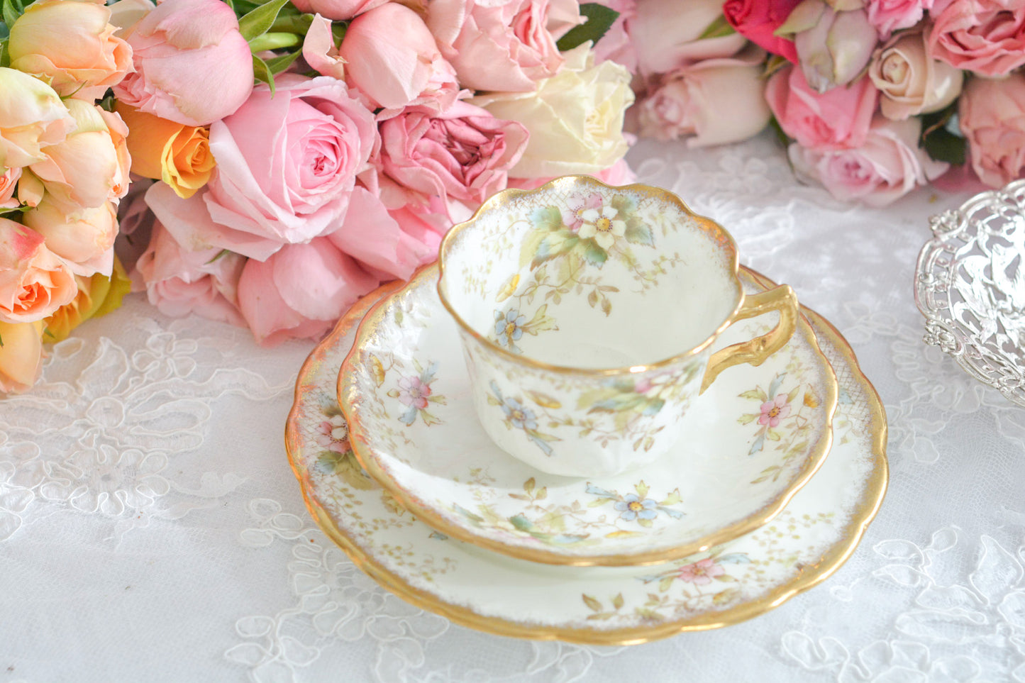 Redfern&Drakefordのティートリオ。春を待ち侘びる季節に、一人のお茶の時間をゆったりと豊かにしてくれるような優しい雰囲気のお品です。シャビーシックがお好きなあなたへ。