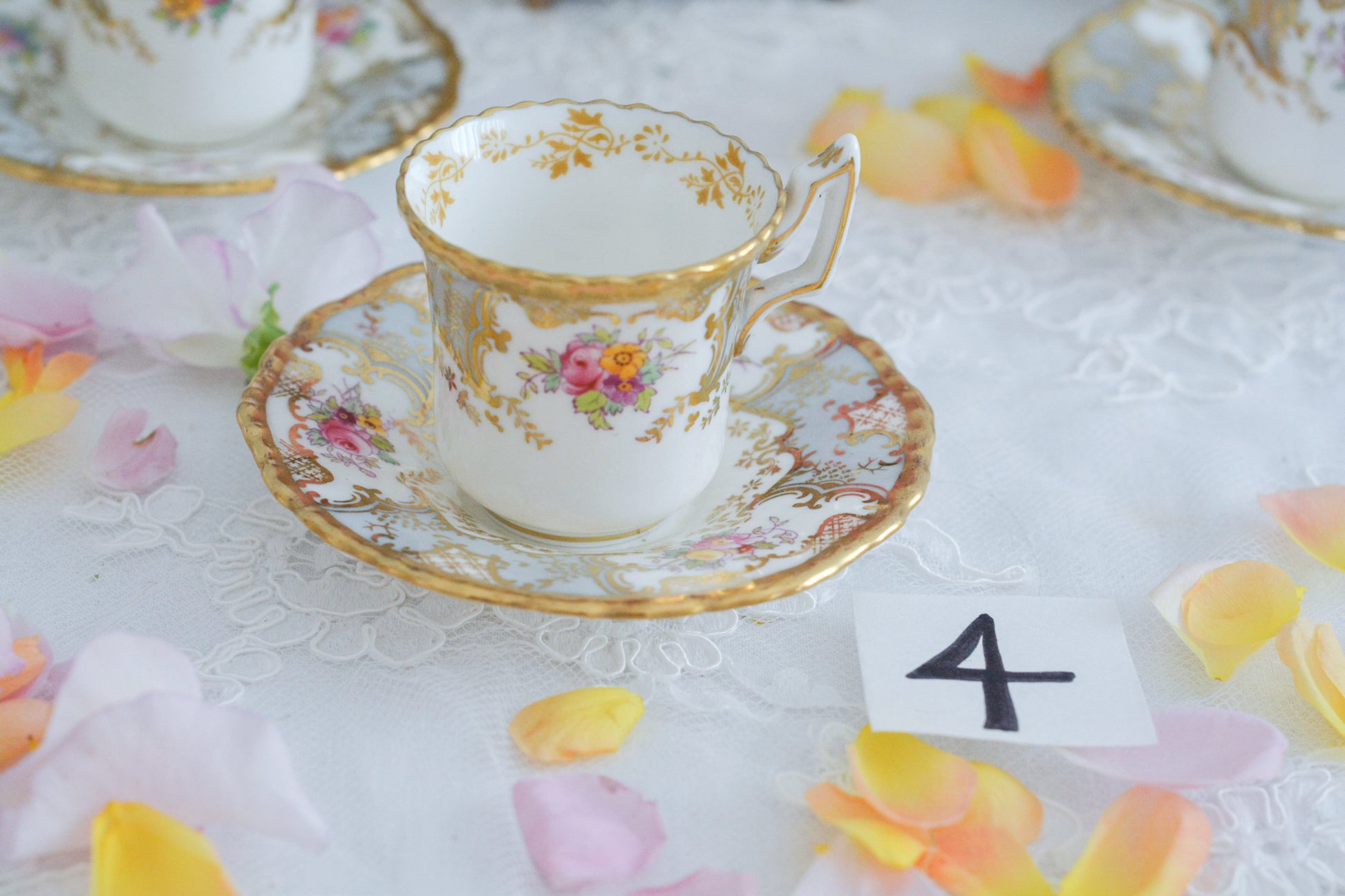 コールポートの人気シリーズ「バットウィング」。バットウィングは、たくさんのカラーバリエーションがあります。グレーカラーはレアカラーで、優しく明るい雰囲気。金彩もとても豪華でテーブルにあるだけでキラキラと輝いて見えます。デミタスカップの小さな世界に豪華で美しい模様がぎゅっと詰まった大変素晴らしいお品です。バットウィングシリーズも状態の良いお品は入手困難になってきました。貴重なグレーのバットウィングの輝きをどうぞお楽しみください。