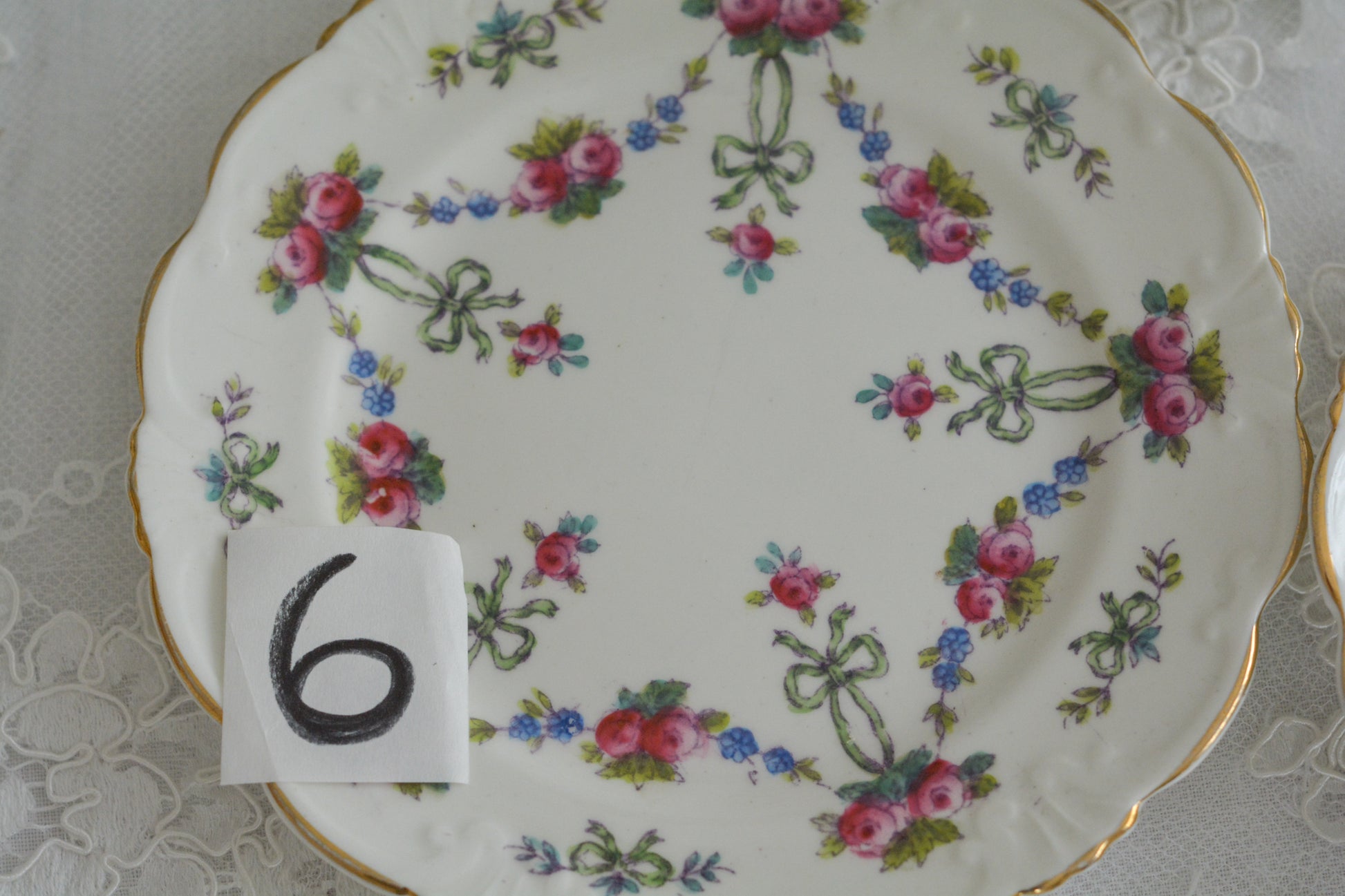 コリンウッドのリボンにバラのガーランドがとっても可愛らしいティートリオ、ミルクジャグ、スロップボウル、デザートプレートがやってきました!ハンドペイントで色つけされたバラやリボンを眺めているだけで気持ちが上向きになる可愛らしさです。ぜひ春のティータイムに。プルダウンから、単品ご選択頂けます