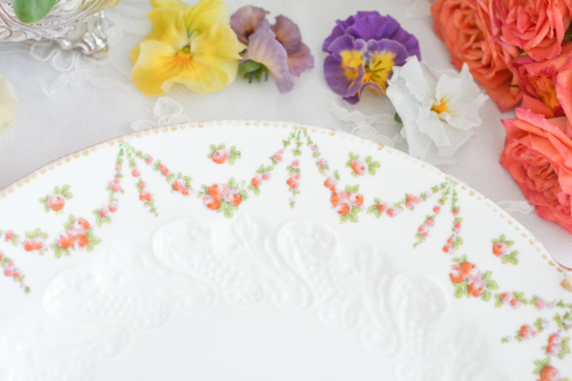 バラのガーランド模様が可愛らしい、ジョージ・ジョーンズ・クレッセントのセットです。カップ&ソーサー、サイドプレート、B&Bプレートのとても便利なセットです。クレッセントらしい可憐で上品な雰囲気がティータイムを盛り上げます。素磁の模様もとっても可愛らしいですよ。