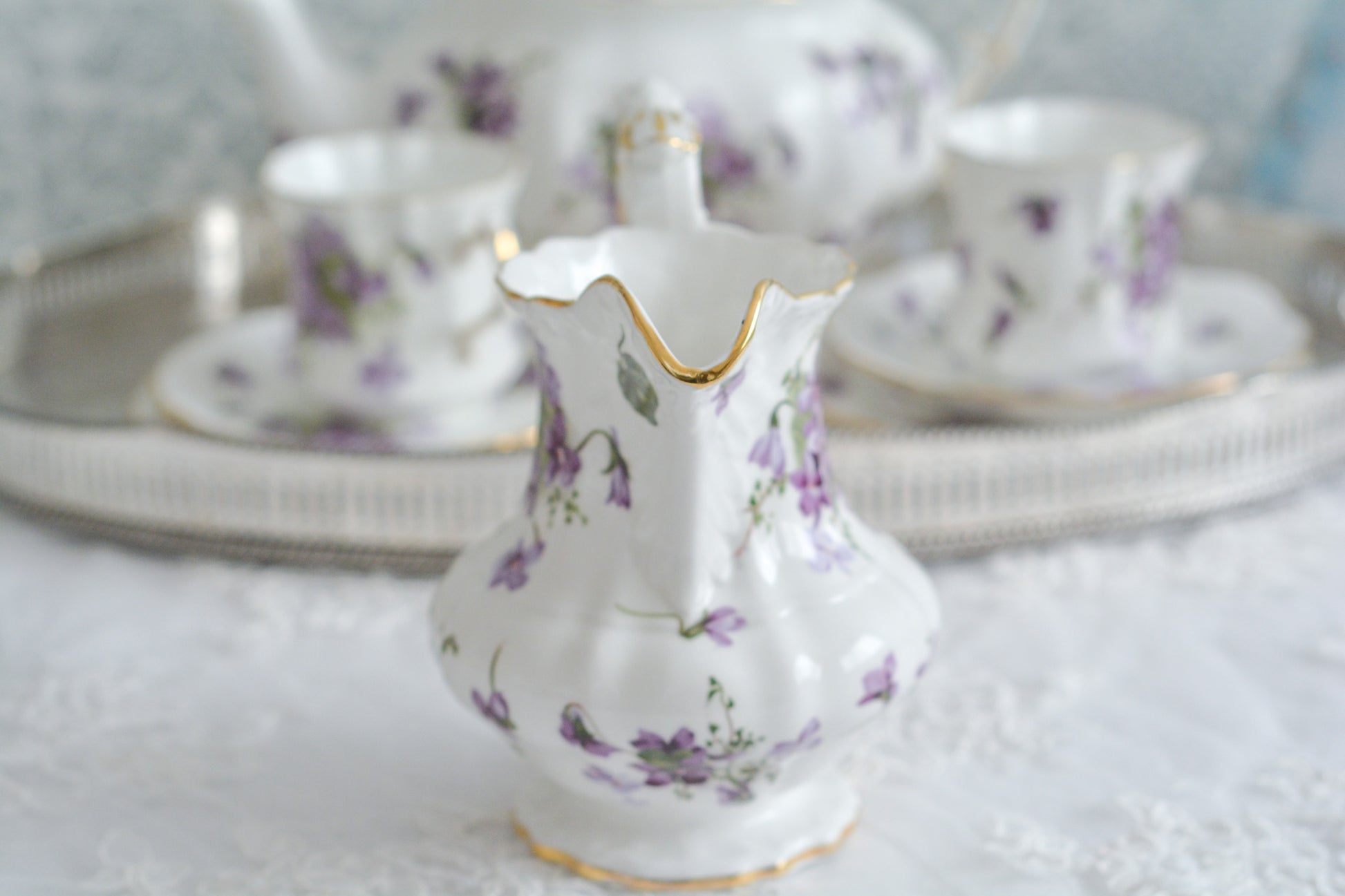 英国ヴィンテージ、ハマースレイの大きなミルクジャグ。人気のヴィクトリアンバイオレットのお品です。とても可憐で優美なデザイン。Rose Antiquesはコールポートをはじめ、英国アンティーク、ヴィンテージの食器をご紹介しています。