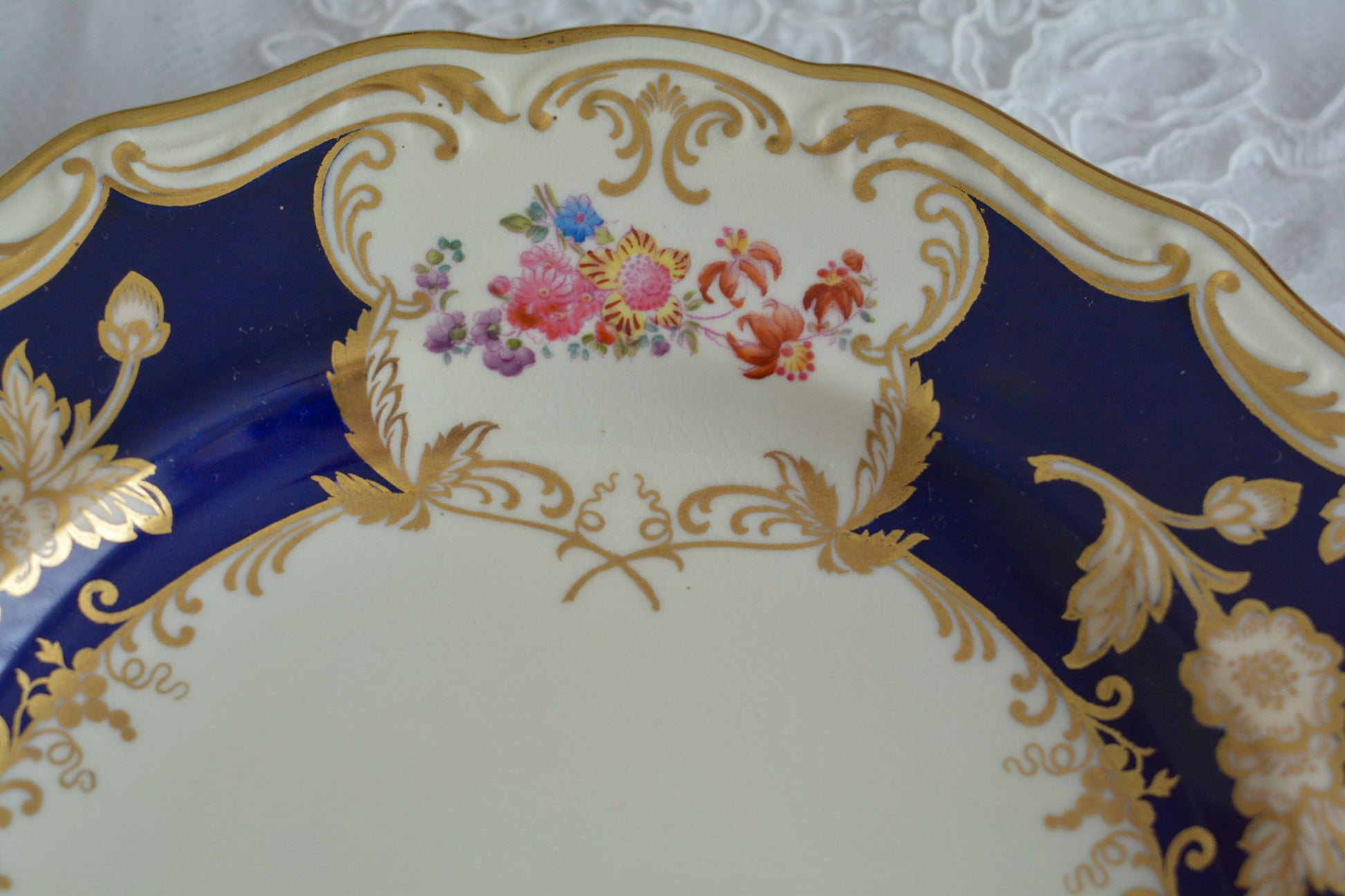 コープランドの美しいプレートがやってきました!コバルトブルーとベージュカラーにハンドペイントで美しい花々が描かれています。プレートの深さがあるタイプでサービングプレートとしてもお使いいただきやすいかと思います。貫入は見られますが、金彩のスレはほとんどないプレート達です。蚤の市の特別セットです!貫入のない素晴らしい状態の同じプレートは新着コーナーに掲載中です。