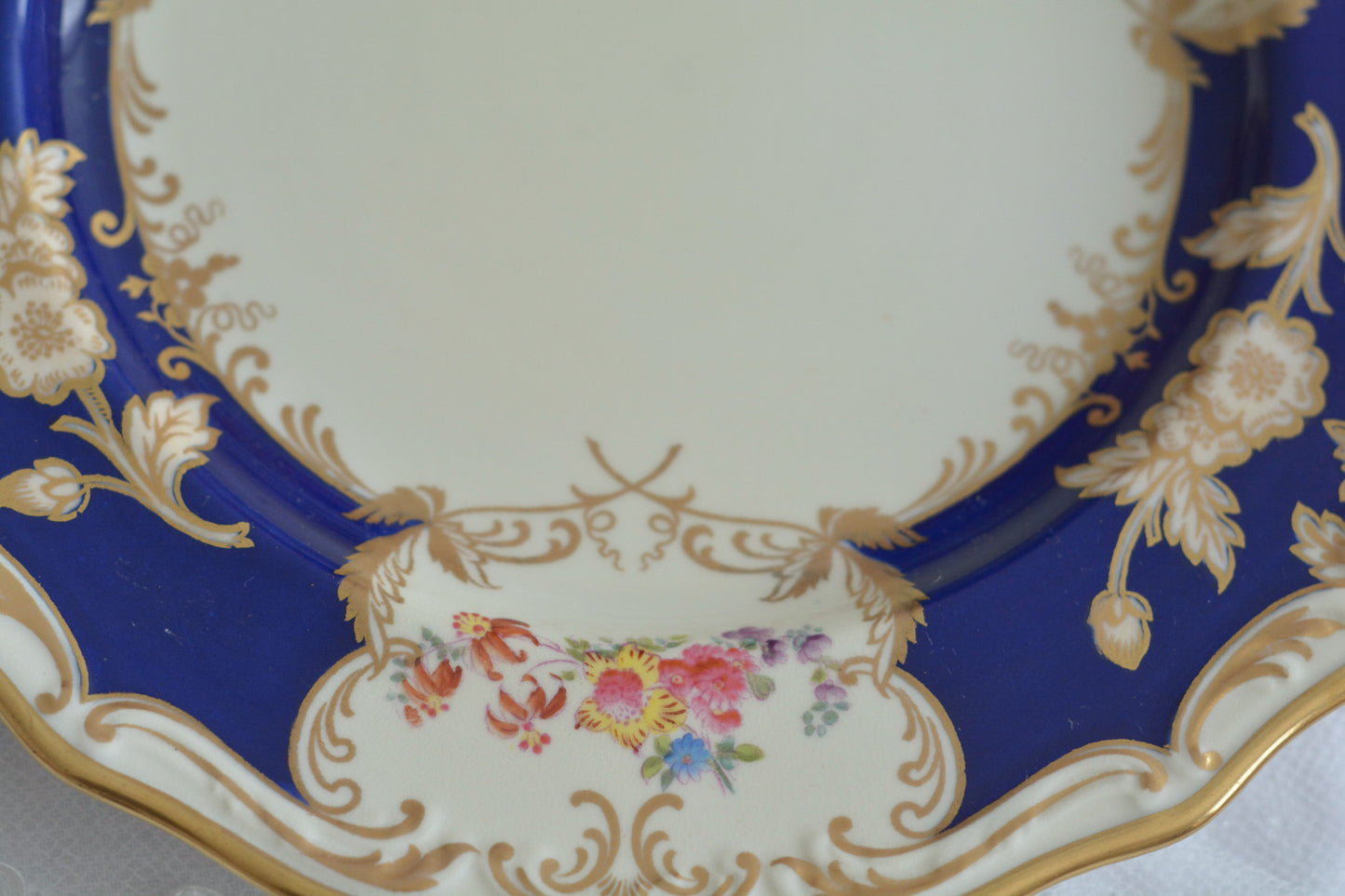 コープランドの美しいプレートがやってきました!コバルトブルーとベージュカラーにハンドペイントで美しい花々が描かれています。プレートの深さがあるタイプでサービングプレートとしてもお使いいただきやすいかと思います。貫入は見られますが、金彩のスレはほとんどないプレート達です。蚤の市の特別セットです!貫入のない素晴らしい状態の同じプレートは新着コーナーに掲載中です。