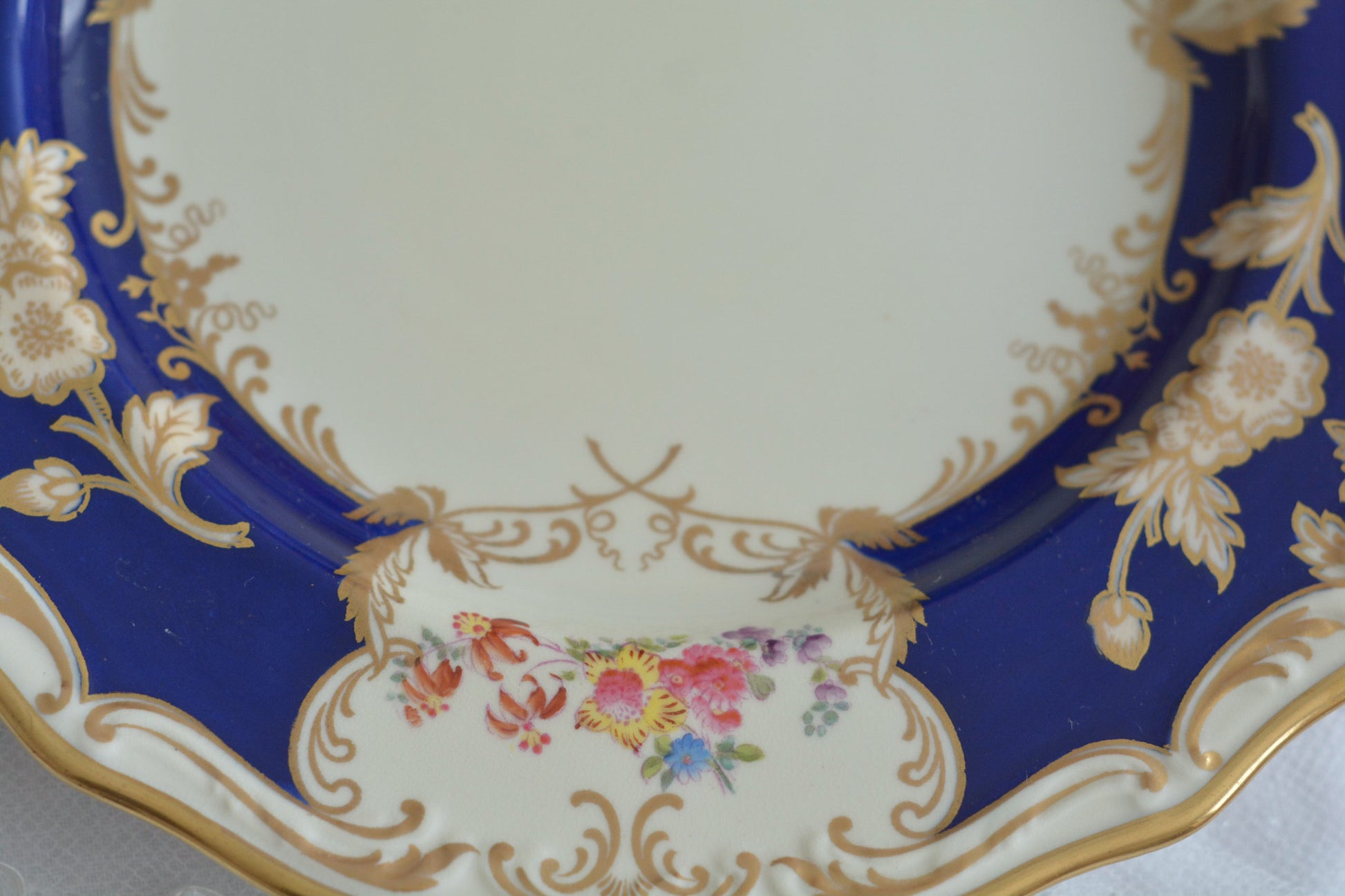 コープランドの美しいプレートがやってきました!コバルトブルーとベージュカラーにハンドペイントで美しい花々が描かれています。プレートの深さがあるタイプでサービングプレートとしてもお使いいただきやすいかと思います。貫入は見られますが、金彩のスレはほとんどないプレート達です。蚤の市の特別セットです!貫入のない素晴らしい状態の同じプレートは新着コーナーに掲載中です。