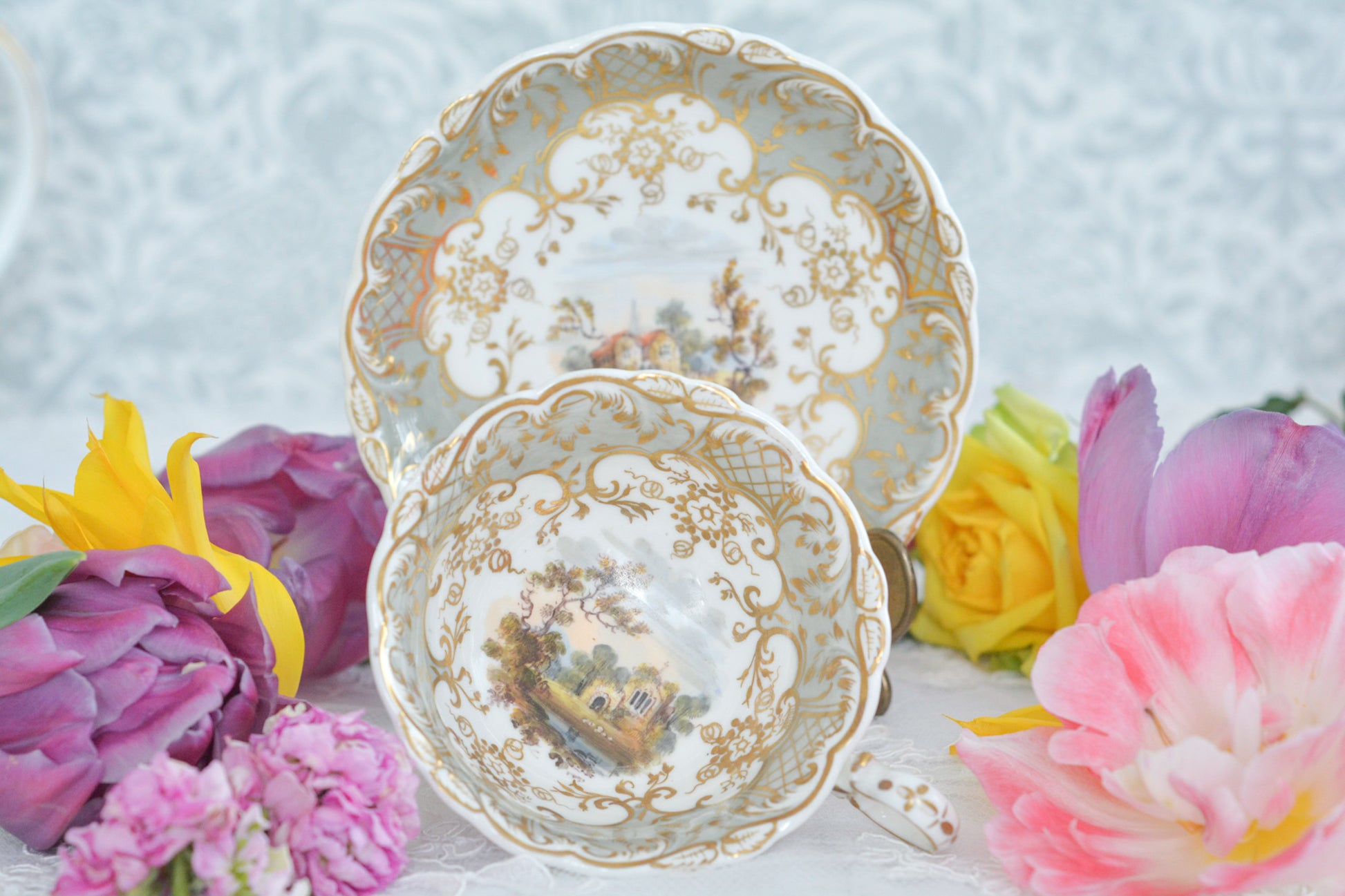 コールポートの中でも一番人気があるアデレードシェイプ。こちらはイギリスの美しい風景が描かれたお品です。のどかな風景がカップ、ソーサーそれぞれに描かれていてなんだかとても温かな気持ちになります。風景画を見ながら紅茶を楽しめる素敵なカップです。