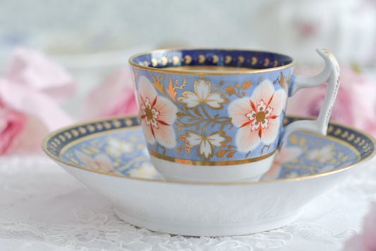 1800年代前半に作られたコールポートのカップ&ソーサー。元はティーカップ、コーヒーカップ、ソーサーのセットのトゥルートリオだったはずです。が、残っているのはコーヒーカップとソーサー。その為、カップに対してソーサーが少し大きく感じます。1800年代前半はカップからソーサーに移してお茶を飲んでいた為、ソーサーがボウルのような深さがあります。200年ほど前のカップ&ソーサーに出会えるなんてとても嬉しいことです。まだまだお使いいただくこともできます。美しいカップ&ソーサーで200年の時を感じていただけたら嬉しいです。