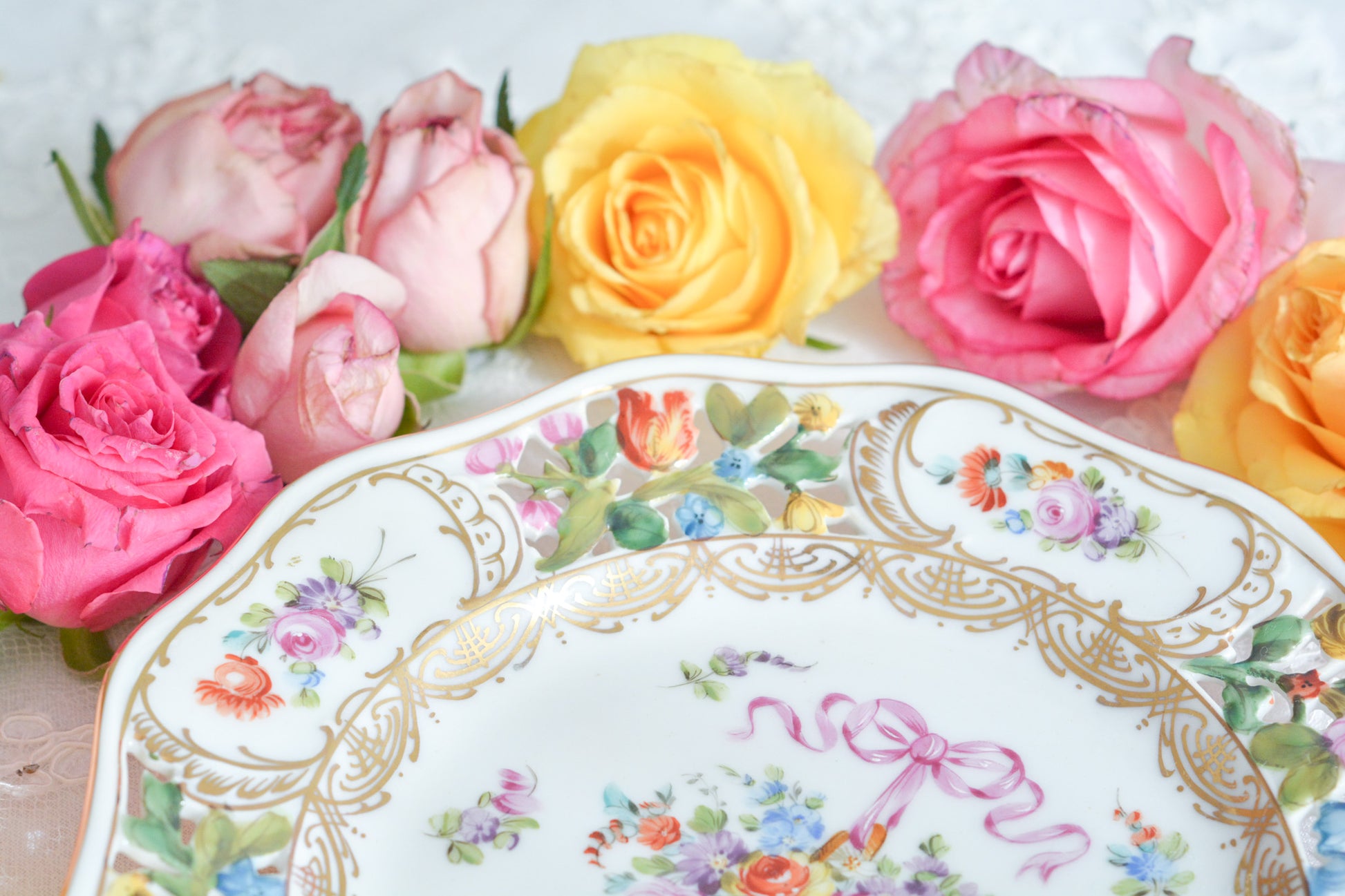 ブルーのリボンにお花いっぱいのバスケットが丁寧に描かれて、透かし模様の花々も大変美しいプレート。カール・ティーメのハンドペイント技術の素晴らしさが良くわかります。華やかで可憐なプレートでティータイムをお楽しみいただけましたらとても嬉しく思います。キャビネットに飾っておいてもお部屋が華やぎます。