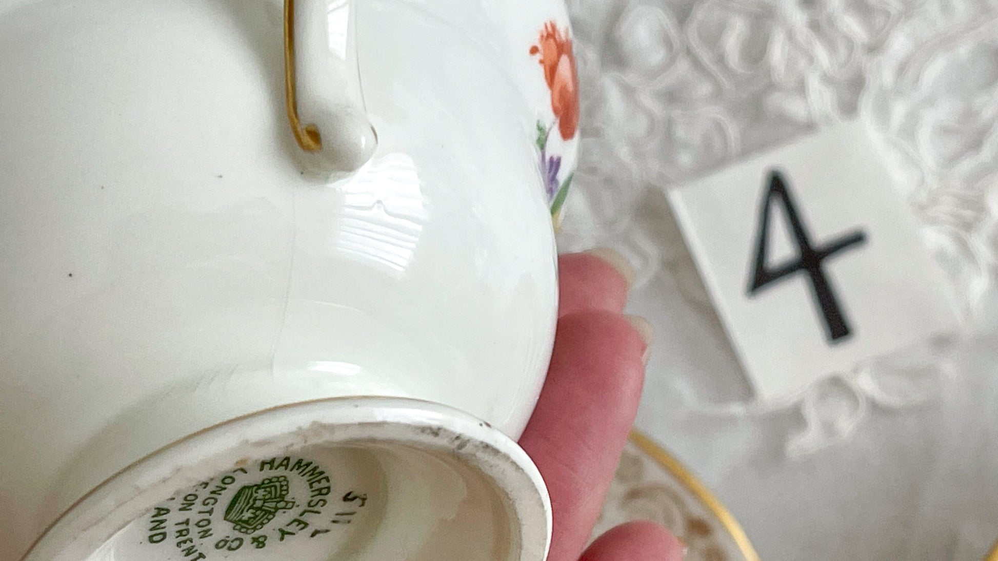 ハマースレイの豪華なティートリオとB&Bプレート。金彩の華やかな模様にブーケ柄のプリントが映えます。ハマースレイらしい優美なシェイプで、ティータイムに花を添えてくれるデザインです。それぞれ状態が異なりますので、プルダウンよりお選びください。ティートリオの④〜⑥はカップにヒビがあり、水漏れするため観賞用としてお勧めします。プレートはそれぞれお使いいただけます。