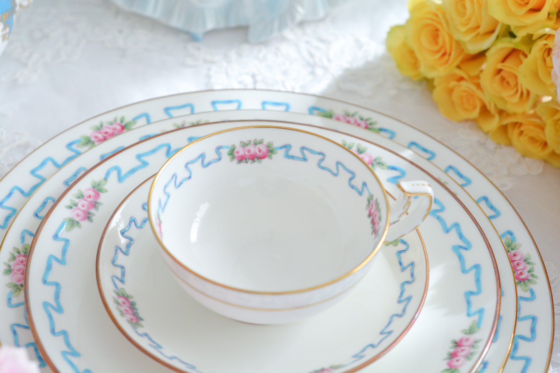 ミントンブルーのリボンに可憐な薔薇の模様が可愛らしいティーセット。カップ&ソーサー、サイドプレート、ランチョンプレート、ディナープレートのお得なセットで、どのシーンにも対応できるセットです。お茶やお食事などこのセットでお楽しみください。大きなプレートはサービングプレートとしても活躍します