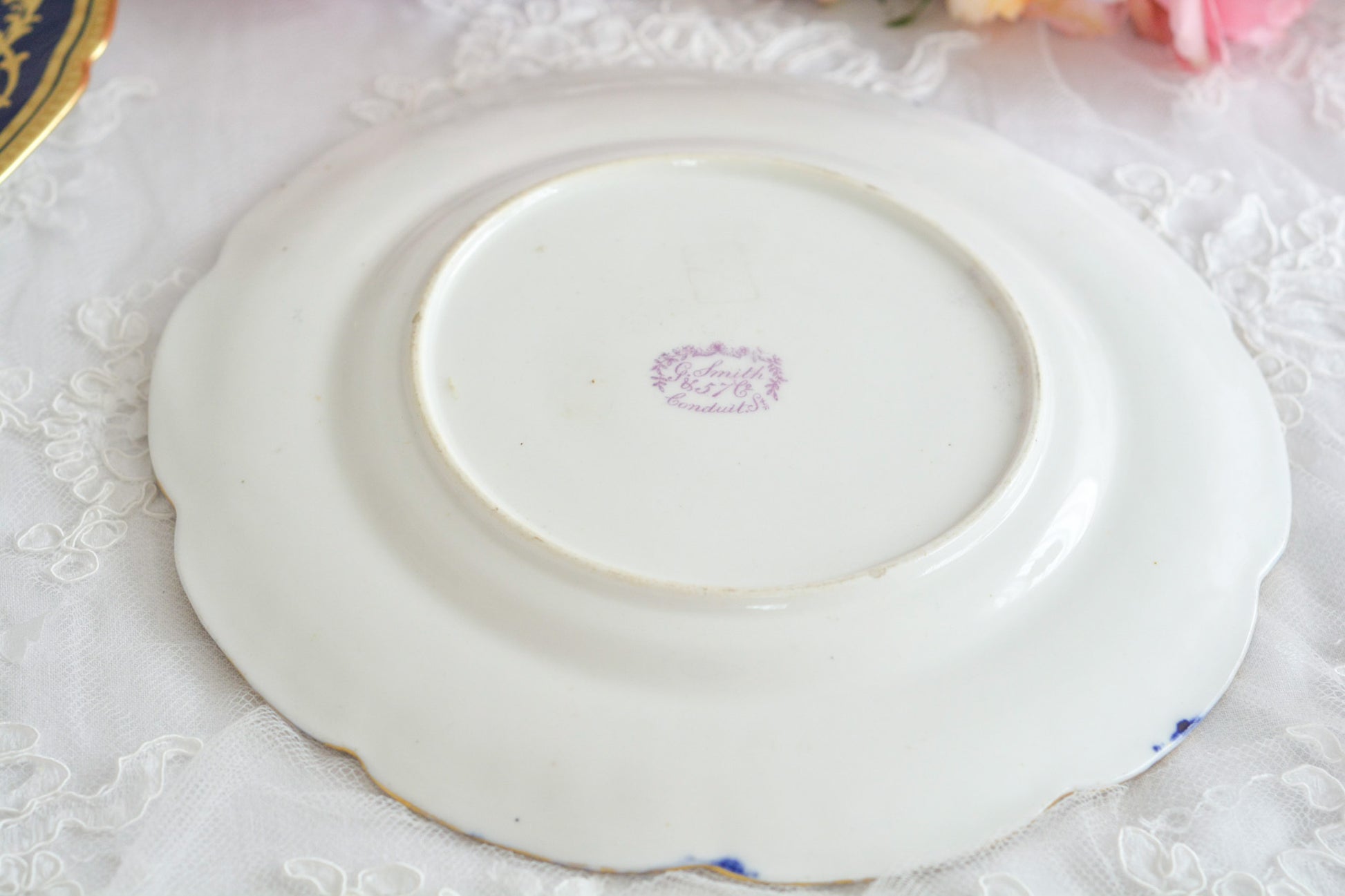 コバルトブルーに金彩の縁どりに豪華な模様。ロココリバイバルの優美なプレートです。バックスタンプには小売店のスタンプのみですが、以前ご紹介したアデレードシェイプにデザインがよく似ております、その為、コールポートの作品かなと推察しております。スイーツやフルートのせて当時ような華やかなティータイムをお楽しみください。