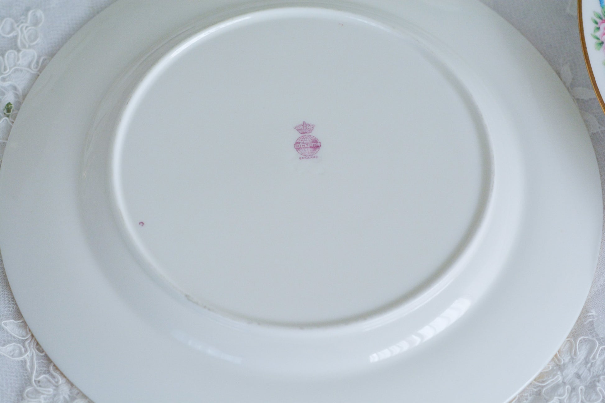 ミントンブルーのリボンに可憐な薔薇の模様が可愛らしいティーセット。カップ&ソーサー、サイドプレート、ランチョンプレート、ディナープレートのお得なセットで、どのシーンにも対応できるセットです。お茶やお食事などこのセットでお楽しみください。大きなプレートはサービングプレートとしても活躍します