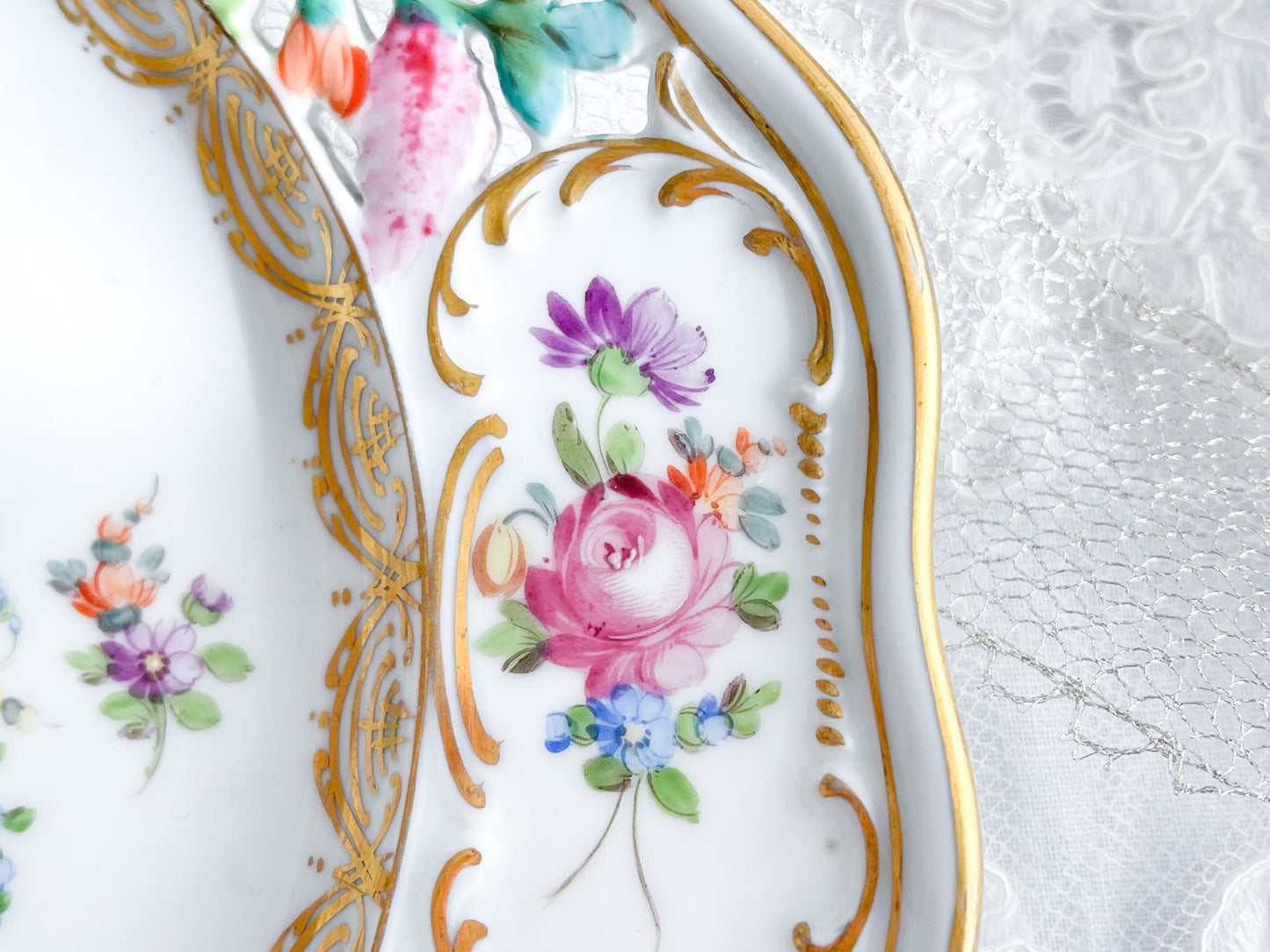 ブルーのリボンにお花いっぱいのバスケットが丁寧に描かれて、透かし模様の花々も大変美しいプレート。カール・ティーメのハンドペイント技術の素晴らしさが良くわかります。華やかで可憐なプレートでティータイムをお楽しみいただけましたらとても嬉しく思います。キャビネットに飾っておいてもお部屋が華やぎます。