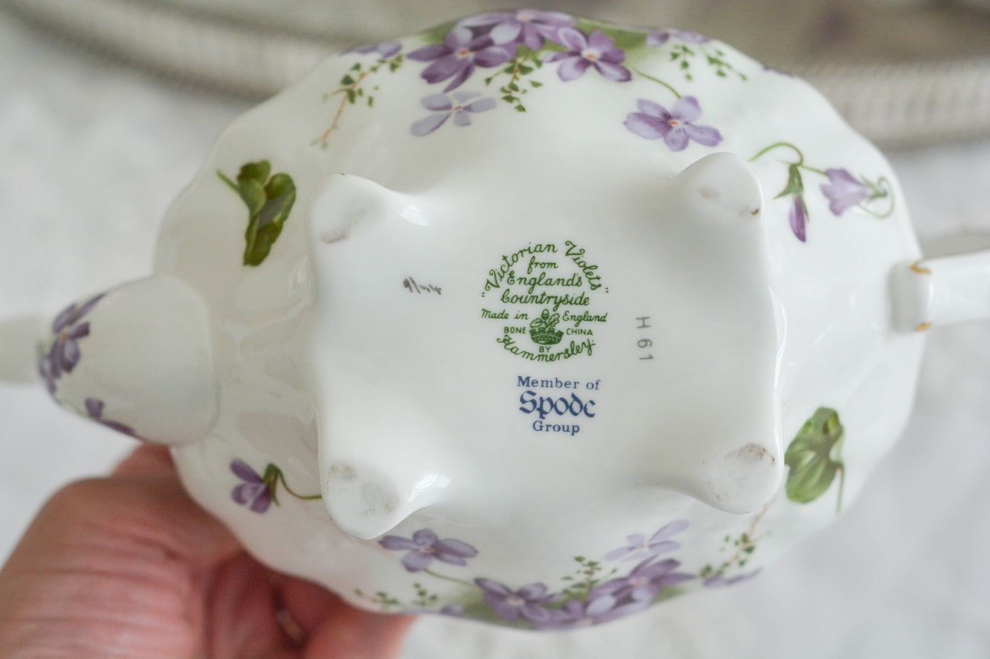 英国ヴィンテージ、ハマースレイの人気シリーズヴィクトリアンバイオレットシリーズの貴重なティーポット。Rose Antiquesはコールポートをはじめ、英国アンティーク磁器を中心にご紹介しています。