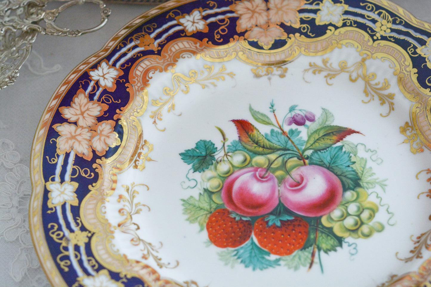 リッジウェイの素晴らしさを体感いただけるプレート。豪華絢爛という言葉がぴったりです。コバルトブルーに、金彩。エナメル画のイチゴやさくらんぼは瑞々しく描かれています。息を呑む美しさとでも言いましょうか。19世紀の素晴らしいプレートで、お茶の時間をお楽しみください。キャビネットプレートとしてお部屋に飾っていただいても素敵です。