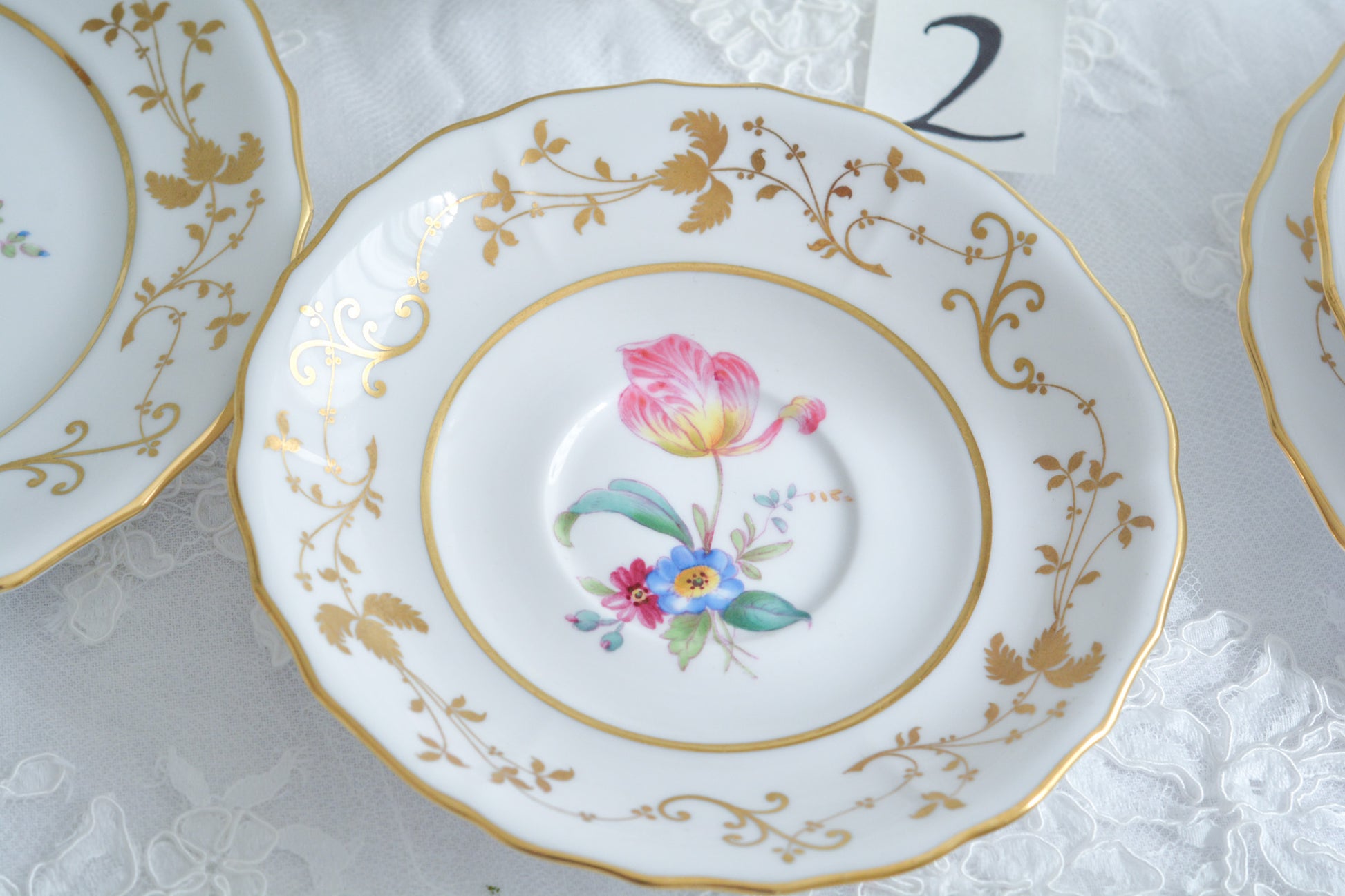 スポードの洗練されたデザインに、ハンドペイントで描かれた花々が大変美しいティートリオです。現代のテーブルにもマッチし、華やかにしてくれます。お花はハンドペイントで描かれているため一つ一つ違い、並べるとそれぞれのお花を見ることができてお話も盛り上がりそうです。