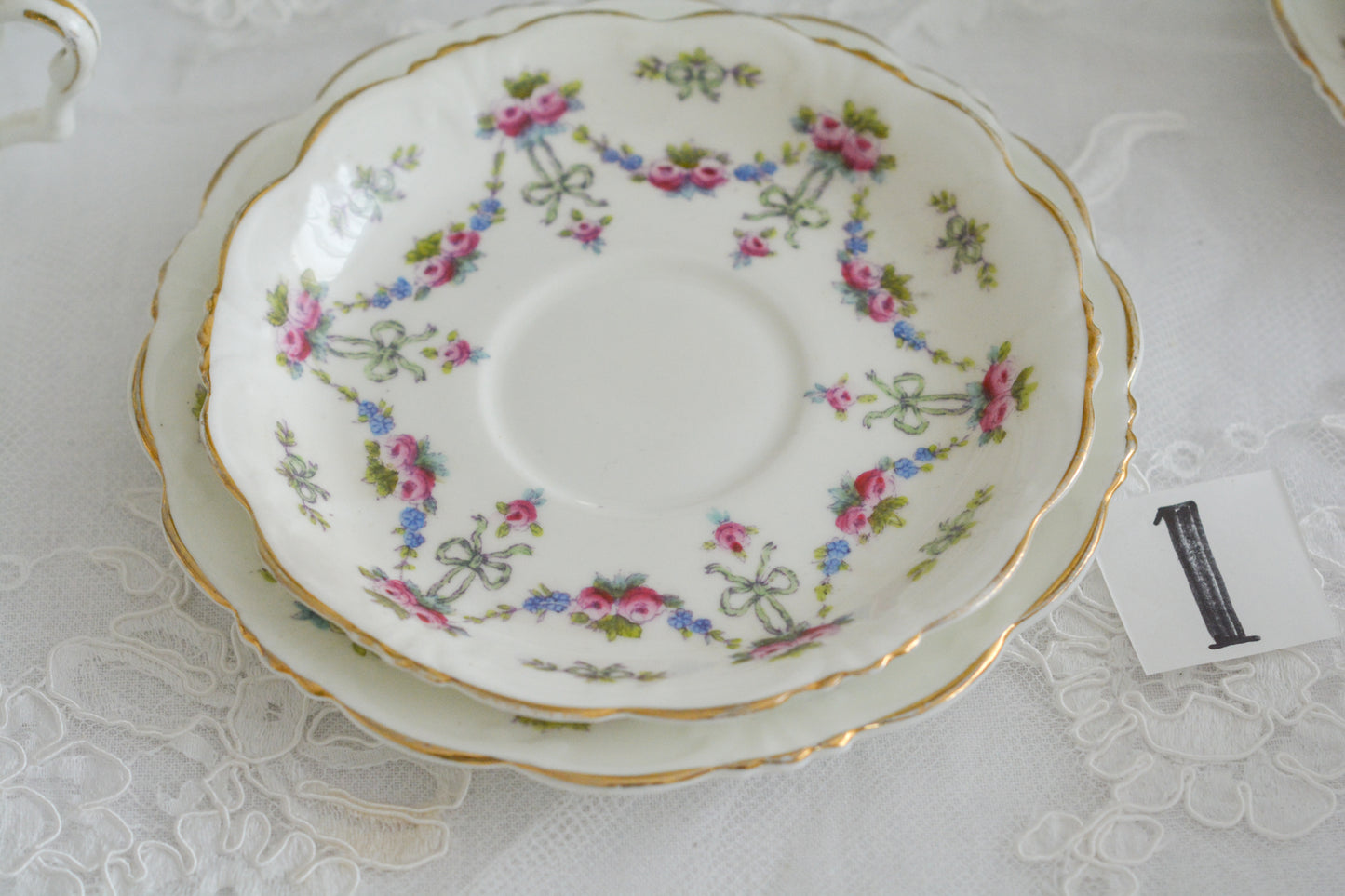 コリンウッドのリボンにバラのガーランドがとっても可愛らしいティートリオ、ミルクジャグ、スロップボウル、デザートプレートがやってきました!ハンドペイントで色つけされたバラやリボンを眺めているだけで気持ちが上向きになる可愛らしさです。ぜひ春のティータイムに。プルダウンから、単品ご選択頂けます