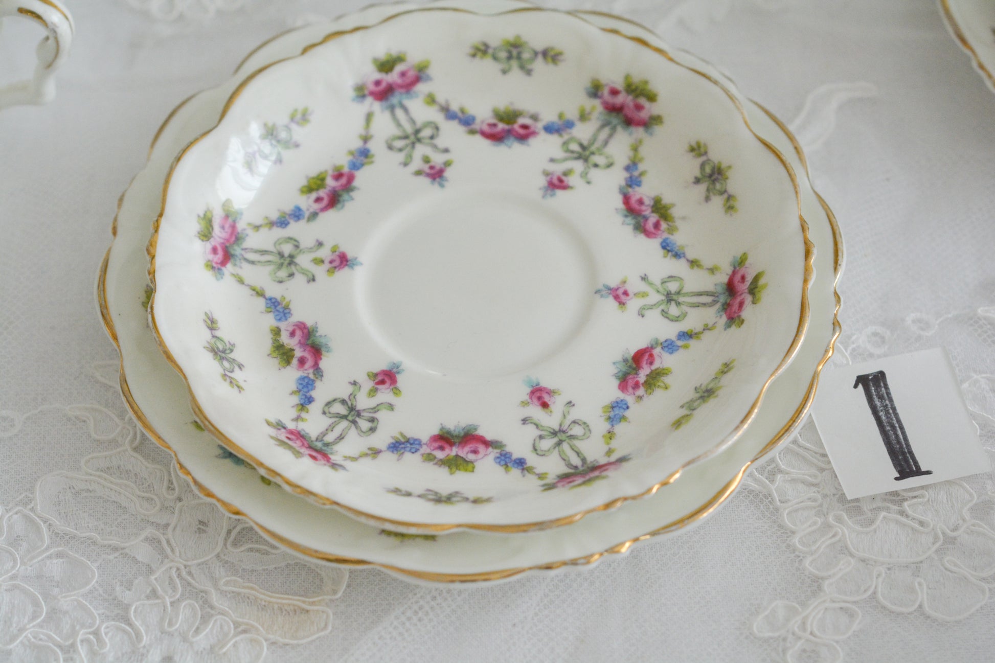 コリンウッドのリボンにバラのガーランドがとっても可愛らしいティートリオ、ミルクジャグ、スロップボウル、デザートプレートがやってきました!ハンドペイントで色つけされたバラやリボンを眺めているだけで気持ちが上向きになる可愛らしさです。ぜひ春のティータイムに。プルダウンから、単品ご選択頂けます