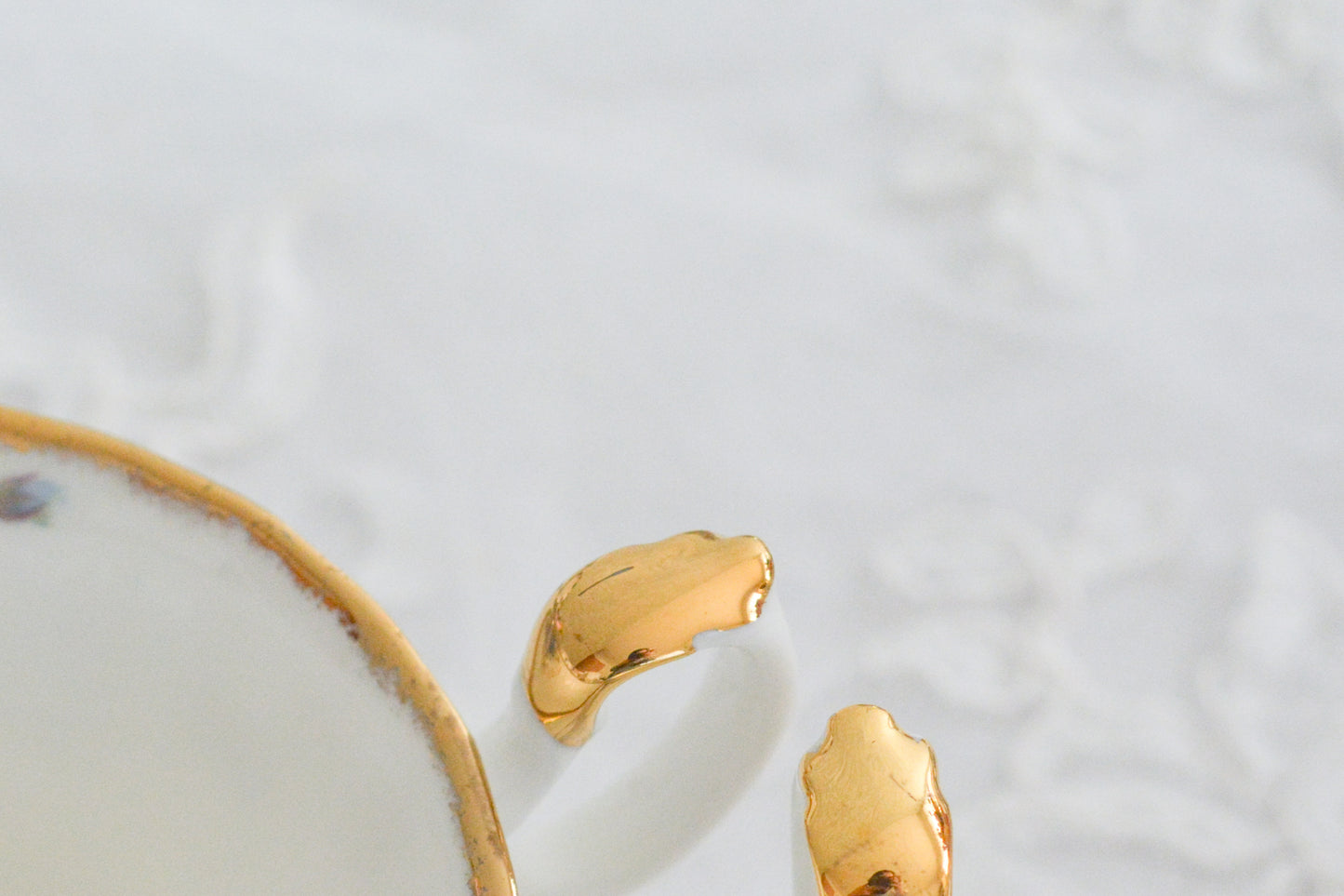 ブルーのバラが美しい、ロイヤルアルバートのムーンライトシリーズのデュオです。オールドカントリーローズのブルーバージョンで製造数が少なく、世界的に人気のあるシリーズです。爽やかな色合いがとても美しくティータイムを彩ります。