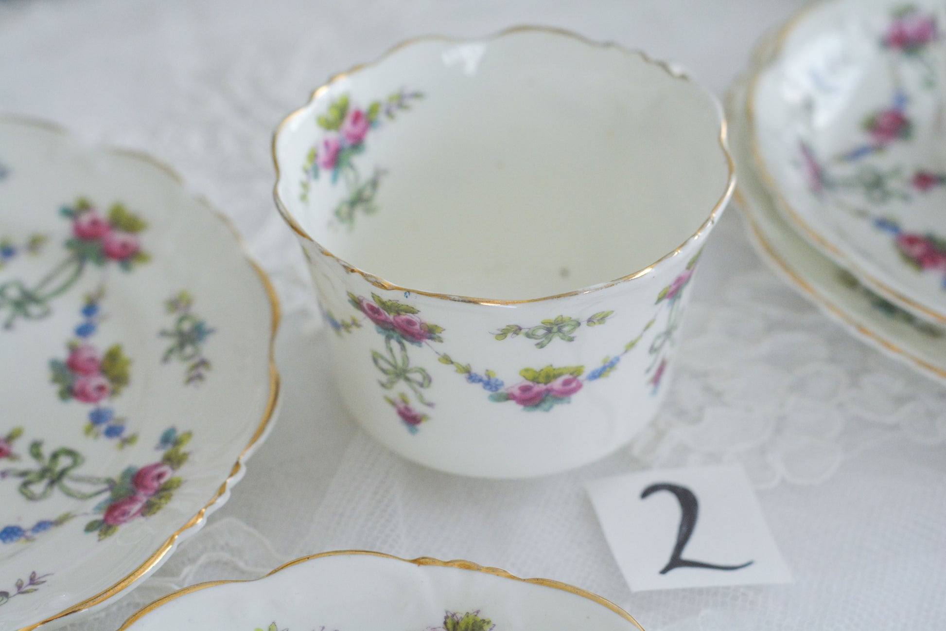 コリンウッドのリボンにバラのガーランドがとっても可愛らしいティートリオ、ミルクジャグ、スロップボウル、デザートプレートがやってきました!ハンドペイントで色つけされたバラやリボンを眺めているだけで気持ちが上向きになる可愛らしさです。ぜひ春のティータイムに。プルダウンから、単品ご選択頂けます